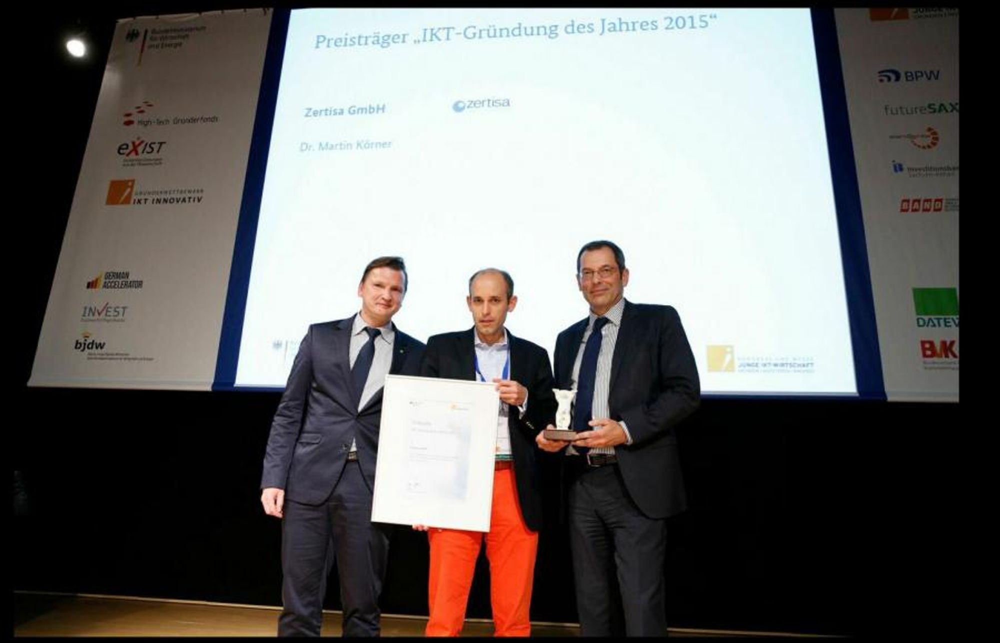 Die Gratulanten mit dem Preisträger des Start-ups Zertisa