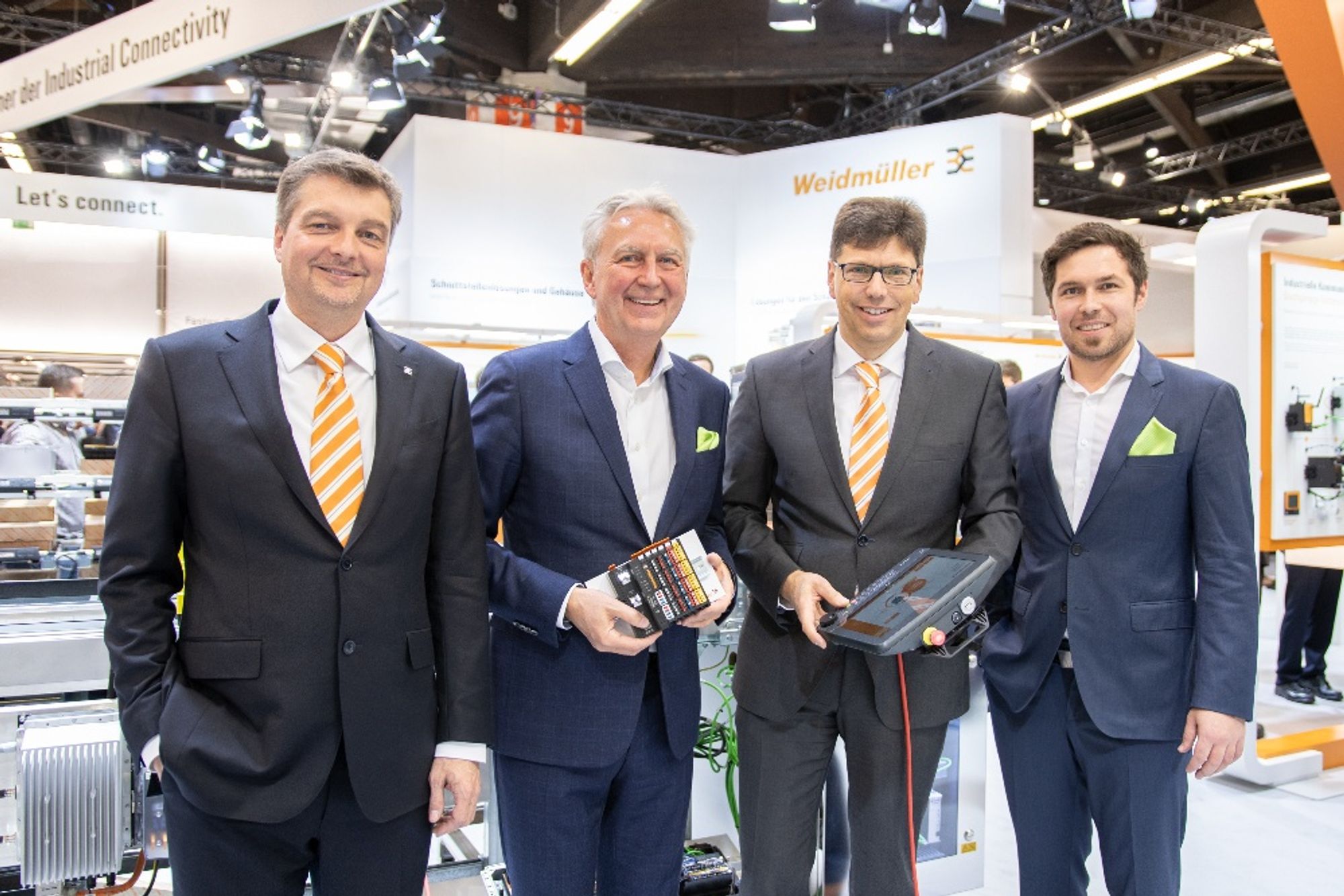 Am Stand von Weidmüller Am Stand von Weidmüller