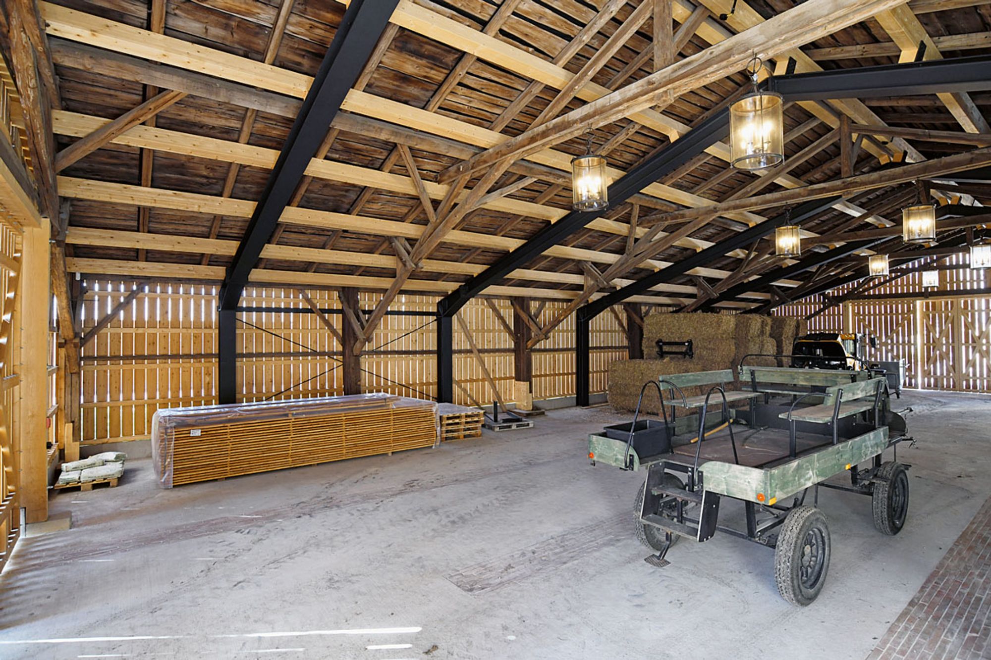 Historische
zimmermannsmäßige
Verbindungen
spielen,
wie hier
bei der Kutschenhalle,
bei der
Sanierung der
Stützen und
Balken auf Gut
Freiham
eine große Rolle (Foto: Beatrice Vohler/ Frank Zimmerei und Holzbau)