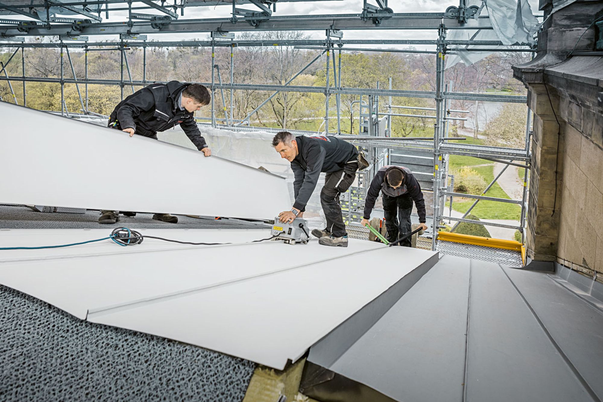 Die fertigen Aluminiumschare wurden auf einem Wirrgelege verlegt
