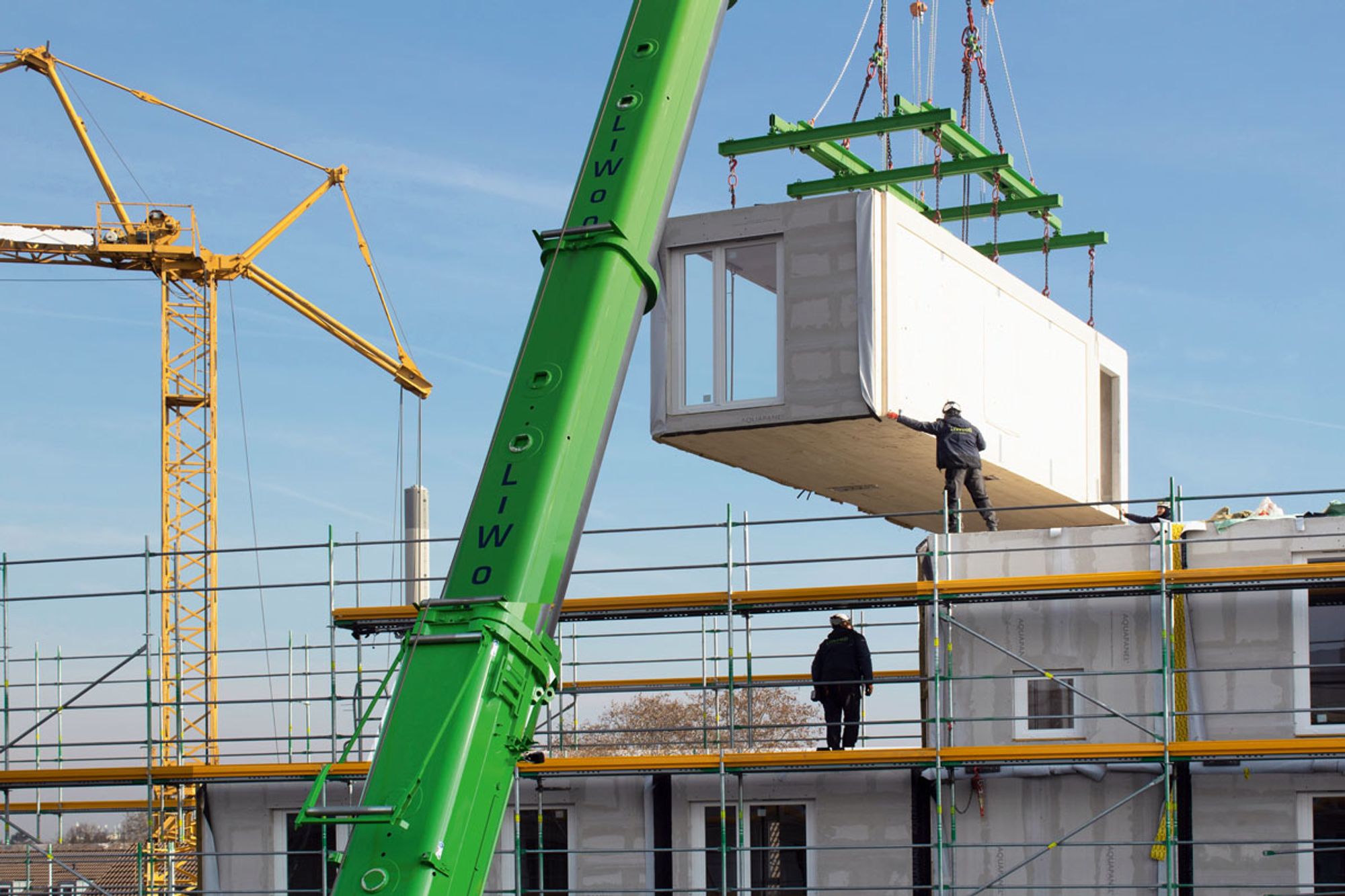 Das Versetzen der Module beansprucht im Schnitt  etwa 30 Minuten (Foto: Franziska Vogl, Liwood)