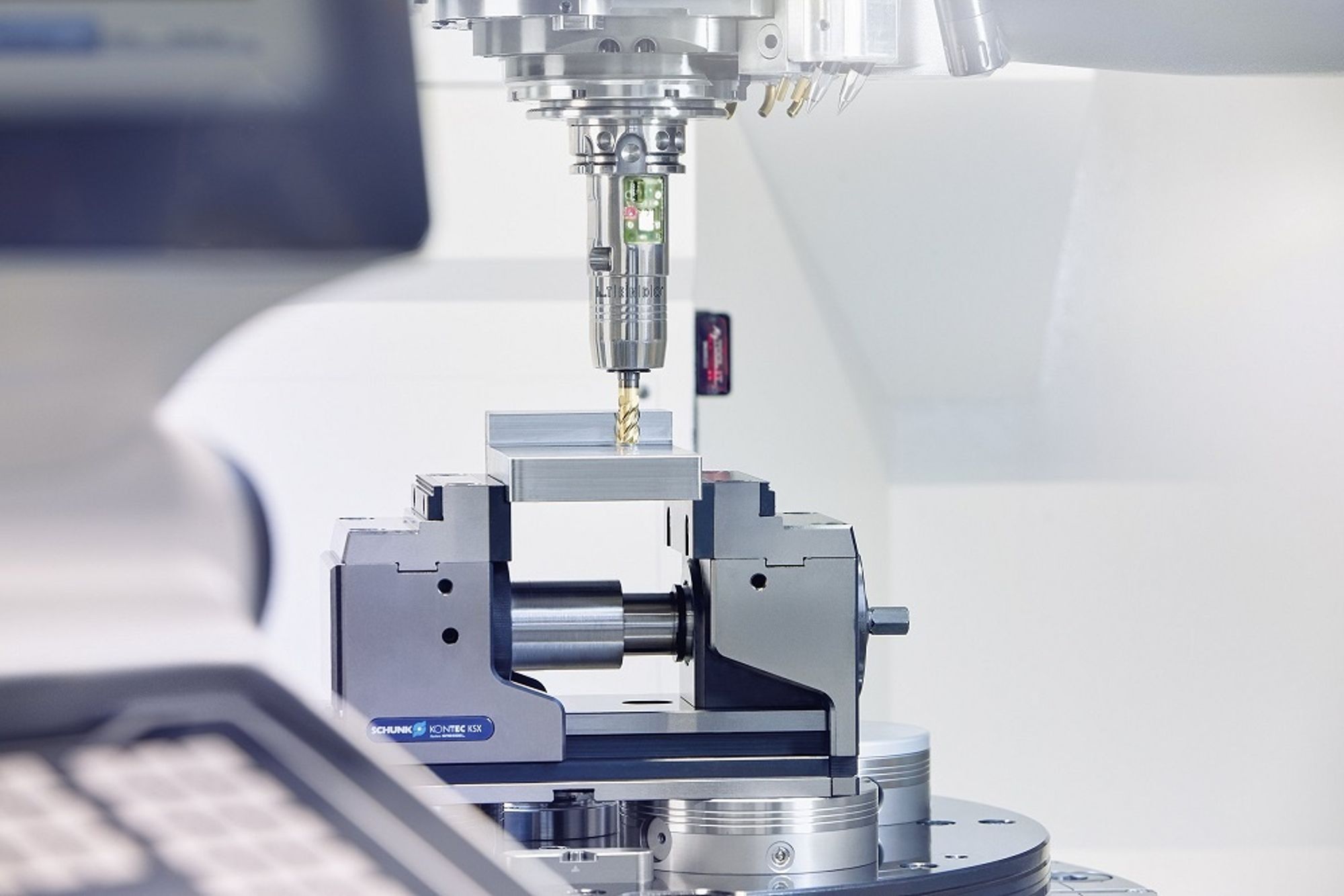 The smart tool holder 'Itendo' from Schunk uses built-in sensors to record accelerations and vibrations directly on the workpiece and transmits the data to the machine tool controller. The smart tool holder 'Itendo' from Schunk uses built-in sensors to record accelerations and vibrations directly on the workpiece and transmits the data to the machine tool controller.