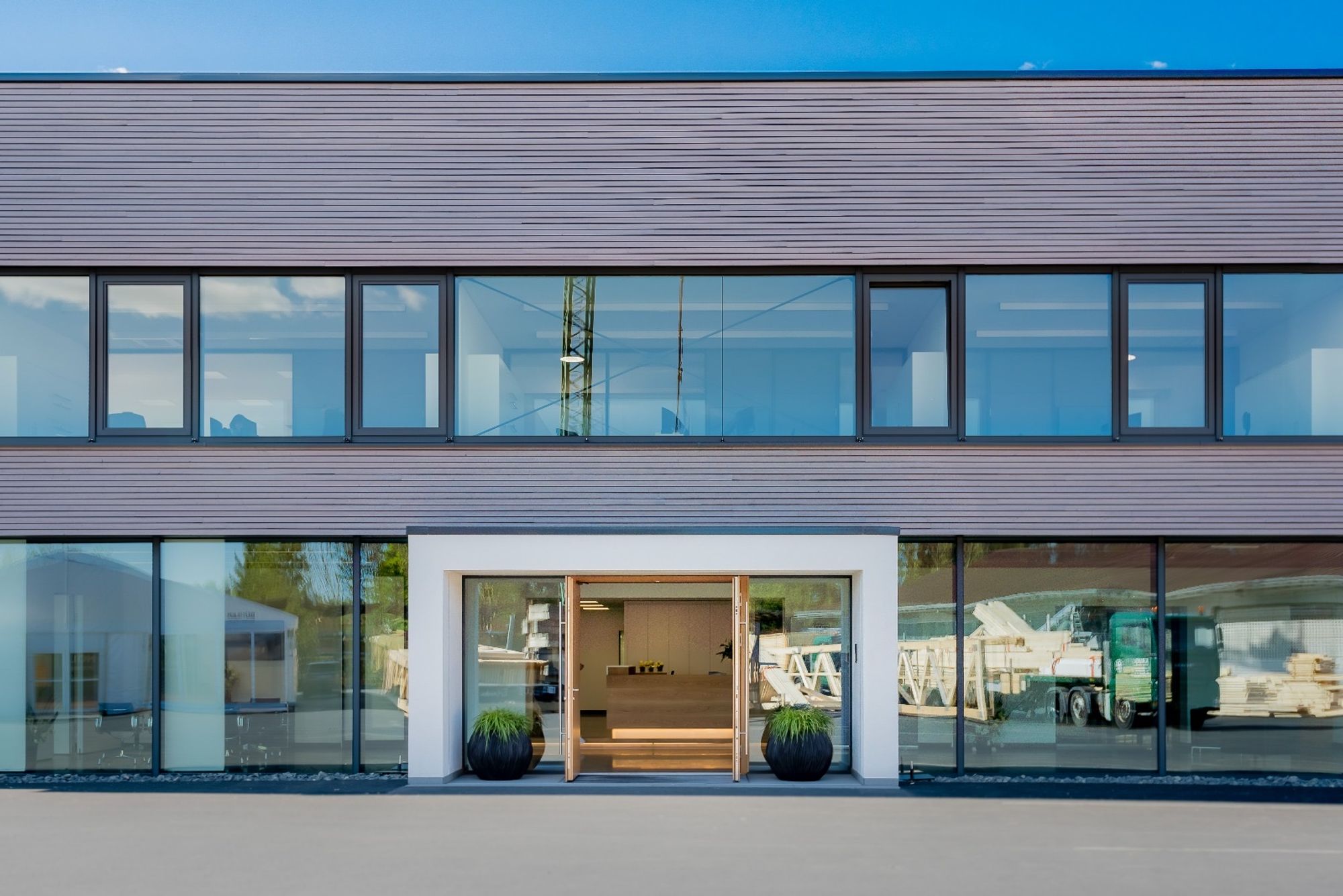 Die Planung des neuen Bürogebäudes übernahm die hauseigene Architektin Rita Altenhöfer (Foto: Krug Holzsystembinder GmbH, Stadtlauringen; www.krug-holzbau.de)