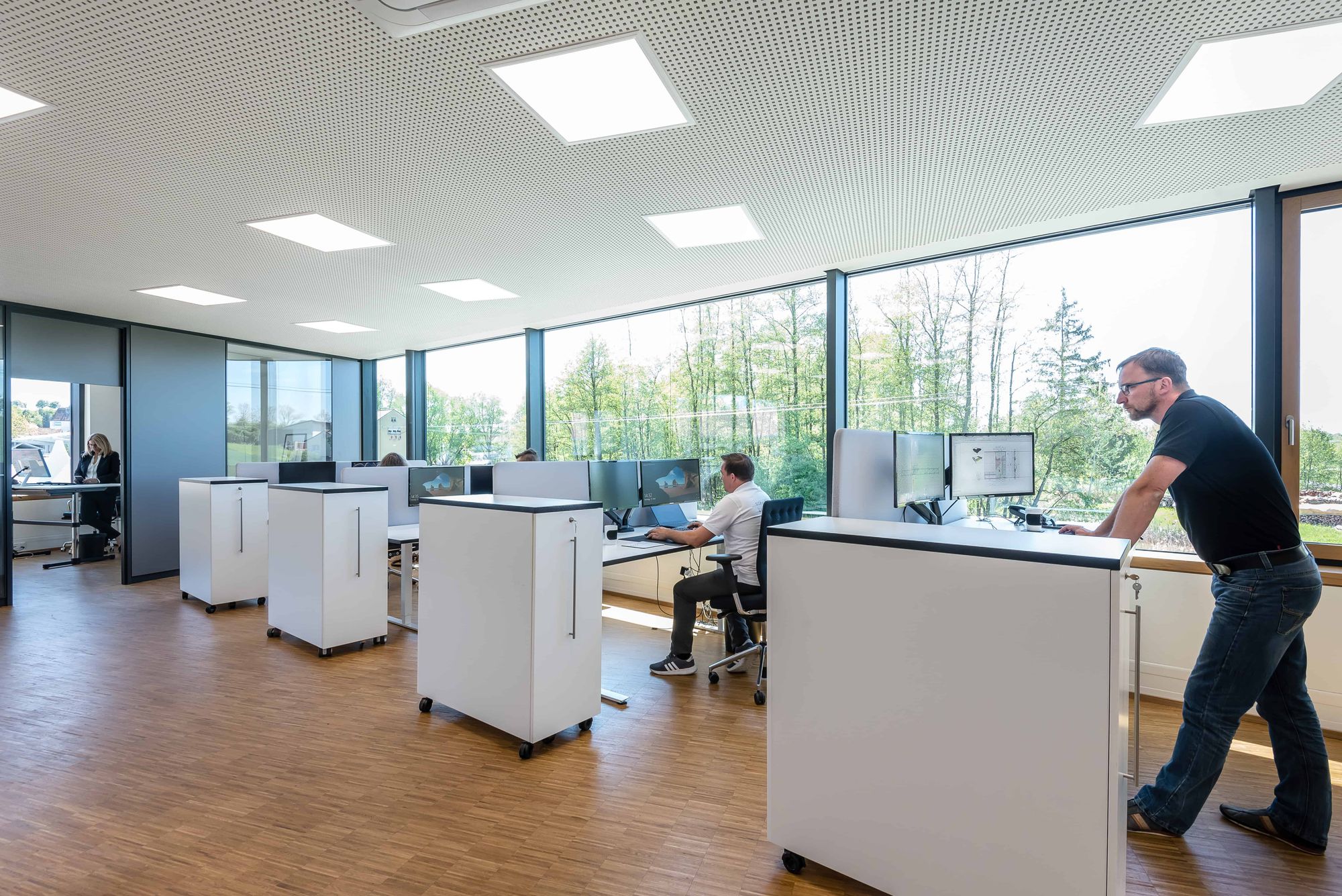 Das neue Bürogebäude setzt sich aus einem Büroformen-Mix mit Open Spaces über Team-Meeting-Rooms bis hin zu Einzelbüros zusammen (Foto: Krug Holzsystembinder GmbH, Stadtlauringen; www.krug-holzbau.de)