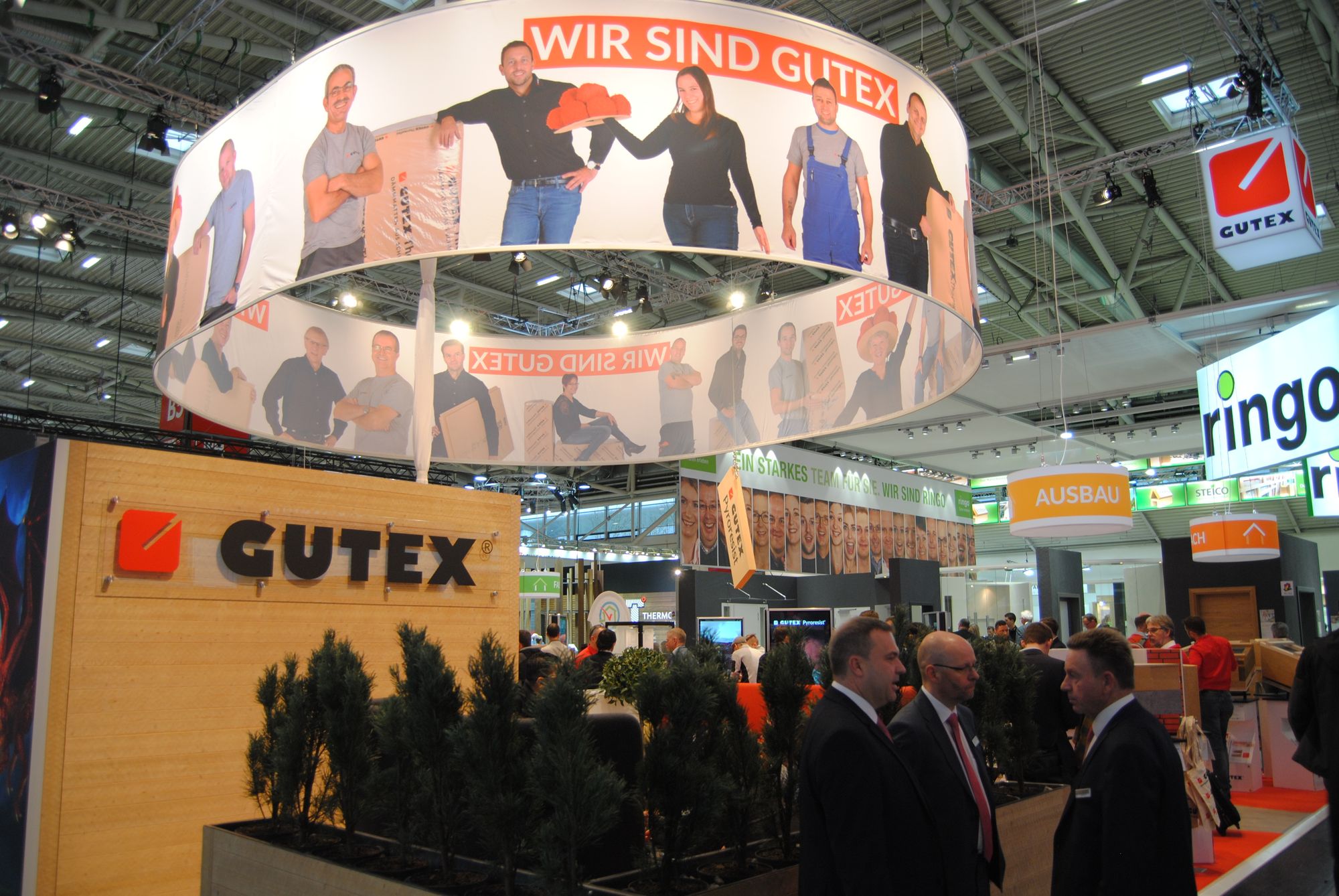 Alles rund um Holzfaserdämmplatten fanden die Besucher am Stand von Gutex (Foto: mikado)