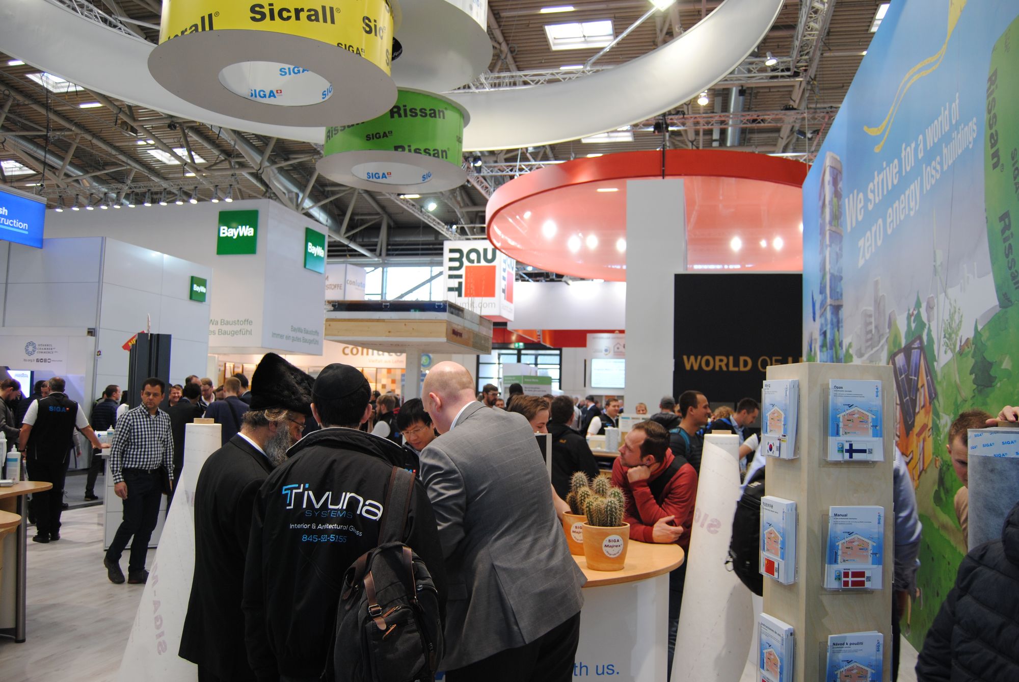 An den Messeständen blieb keine Frage der Besucher unbeantwortet (Foto: mikado)