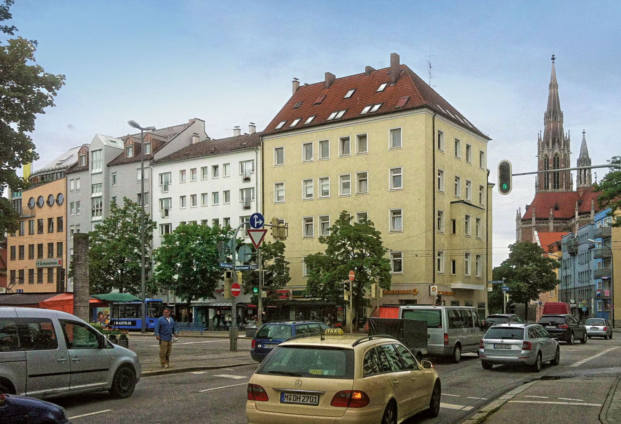 Etwas niedriger und unsaniert: das „tepla3“ vor dem Umbau (Foto: Lichtblau Architekten)