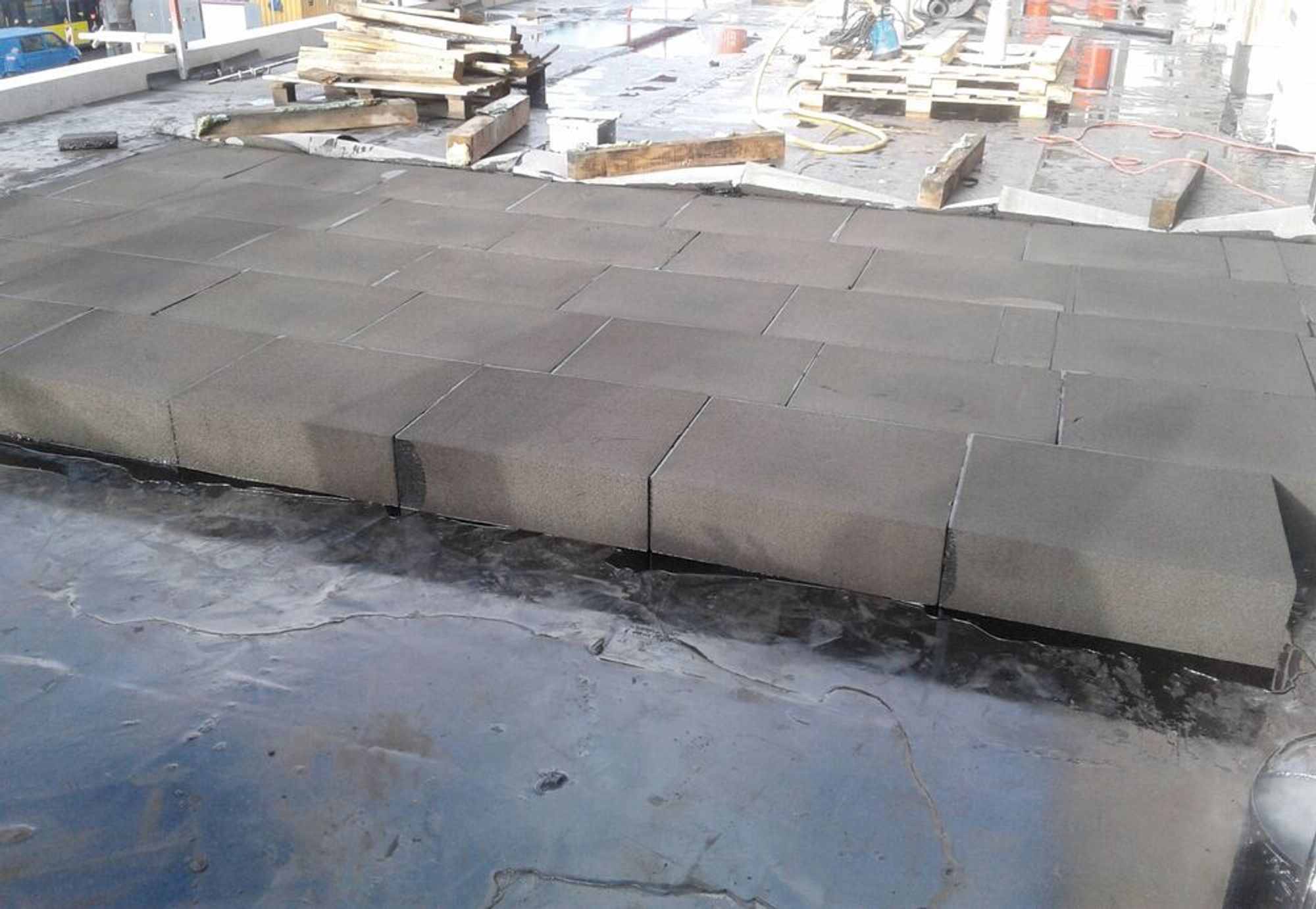 Sowohl die Dämmung des Flachdachs als auch der Besucherterrassen wurden mit Schaumglasplatten ausgeführt