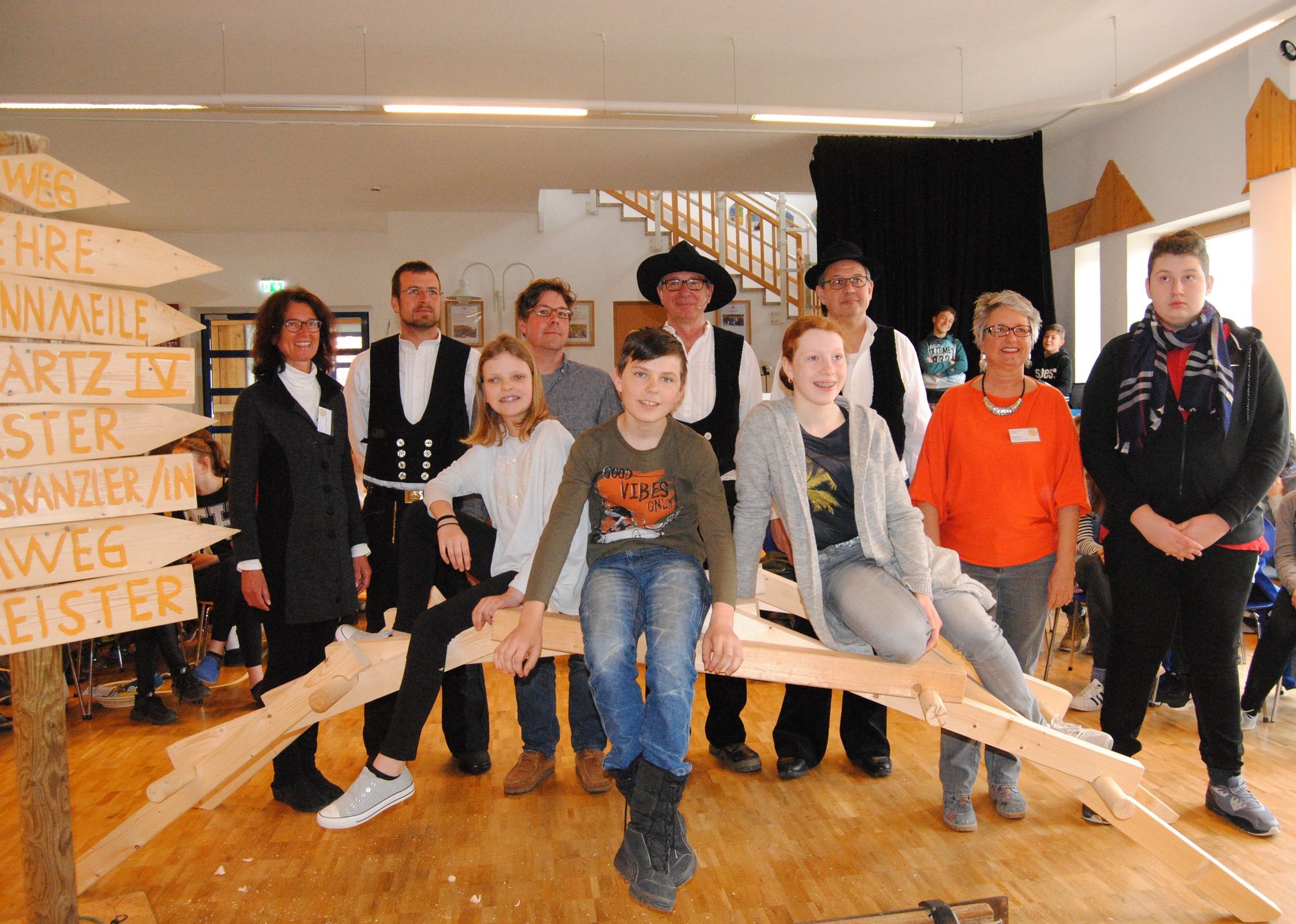 Beate Lahner-Ptach (Schulleiterin der Montessori-Schule Wertingen), Wolfgang Bauer (Zimmermeister aus Wertingen), Christian Graf (stellvertretender Obermeister der Zimmerer-Innung Dillingen), Richard Betz, Franz Motz (Obermeister der Zimmerer-Innung 