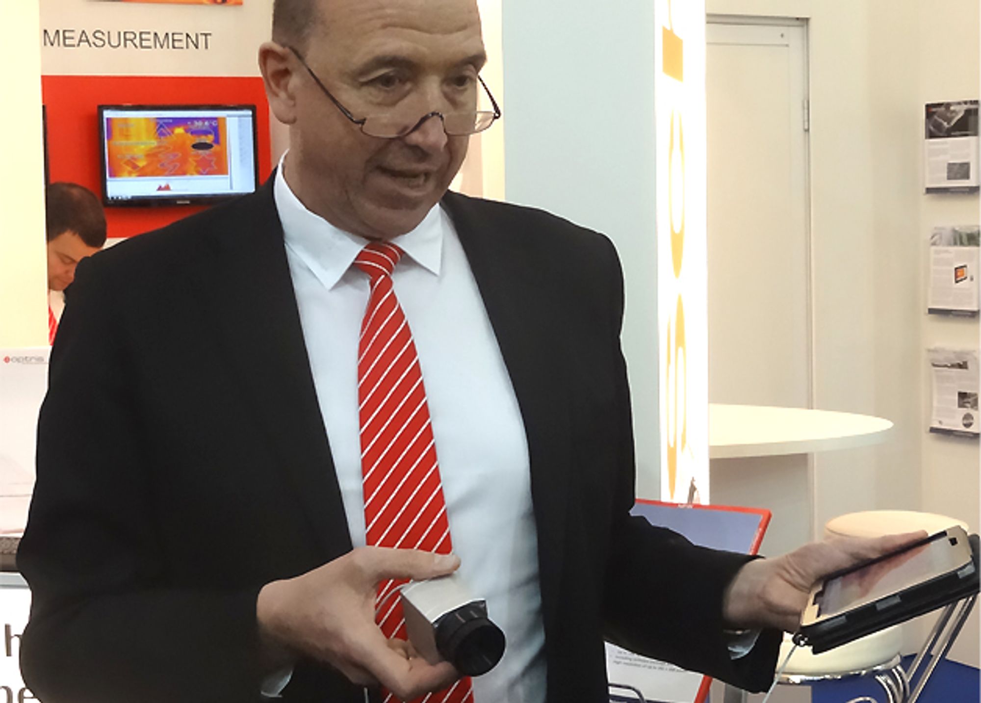 Dr. Ulrich Kienitz präsentiert die kleinste messende VGA Infrarotkamera der Welt