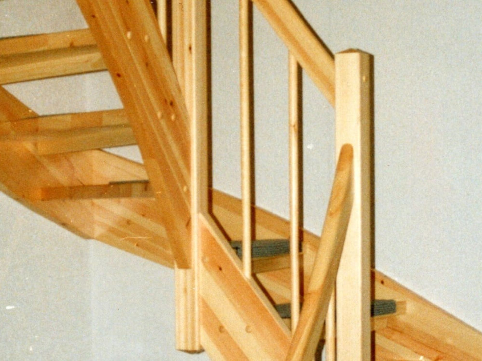 Verschraubungen der Stufen in der Lichtwange Verschraubungen der Stufen in der Lichtwange