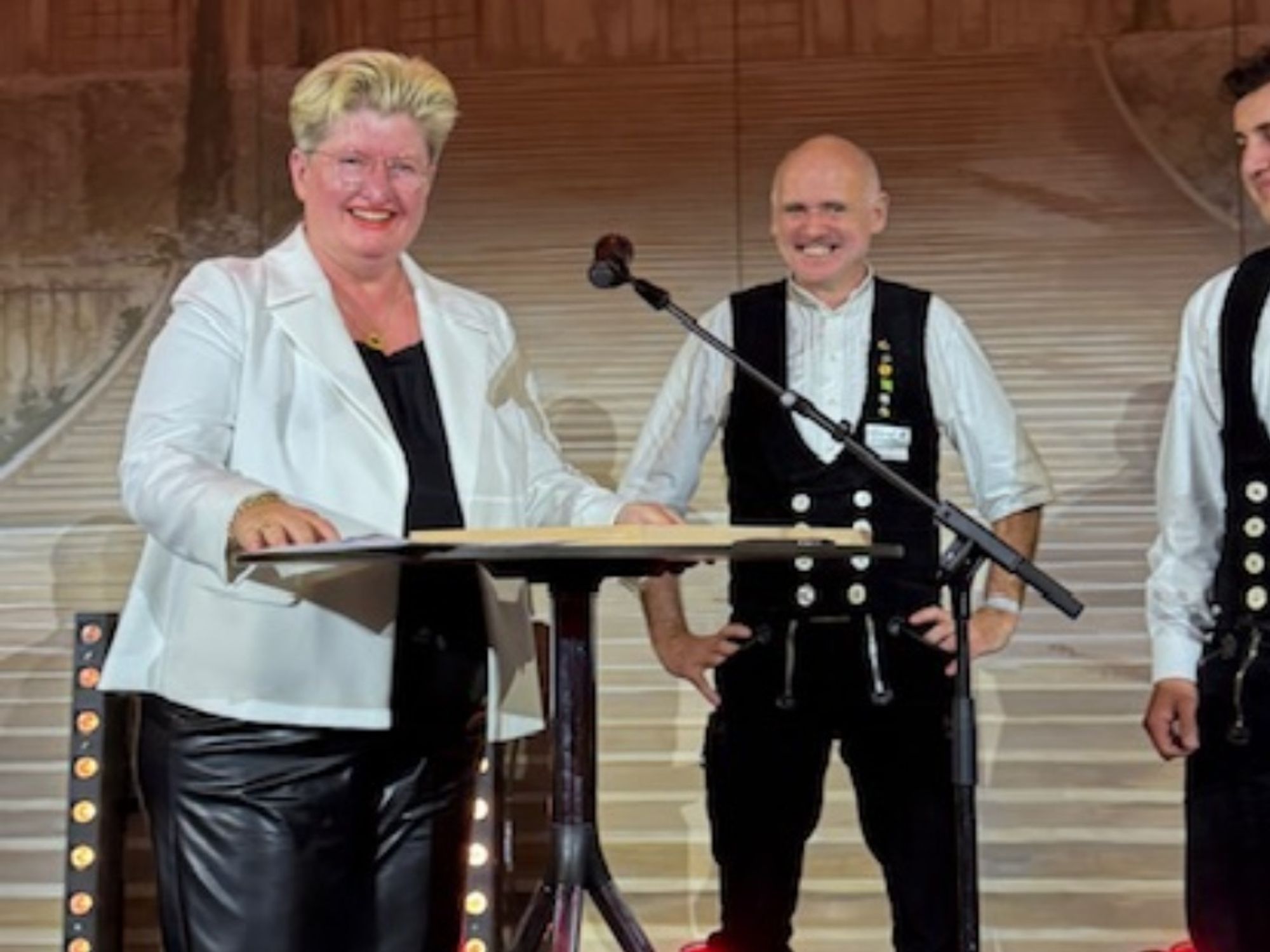 Cornelia Rupp-Hafner, Geschäftsführerin Holzbau Baden, Rolf Rombach, Präsident Holzbau Baden, Florian Dorer, Deutscher Meister2023  im Zimmererhandwerk