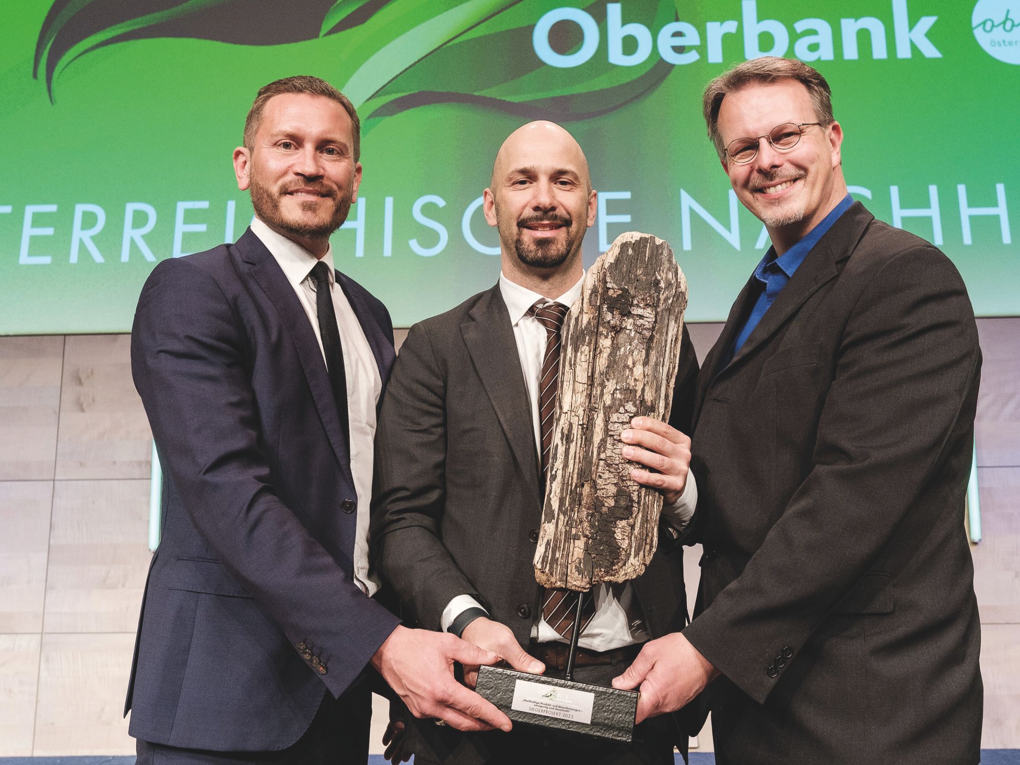 V.l.: CFO Markus Auer, CEO und General Manager Christian Beck und F&E-Direktor Stefan Siemers mit der Feronia-Trophäe (Foto: Eric Krügl) V.l.: CFO Markus Auer, CEO und General Manager Christian Beck und F&E-Direktor Stefan Siemers mit der Feronia-Trophäe (Foto: Eric Krügl)