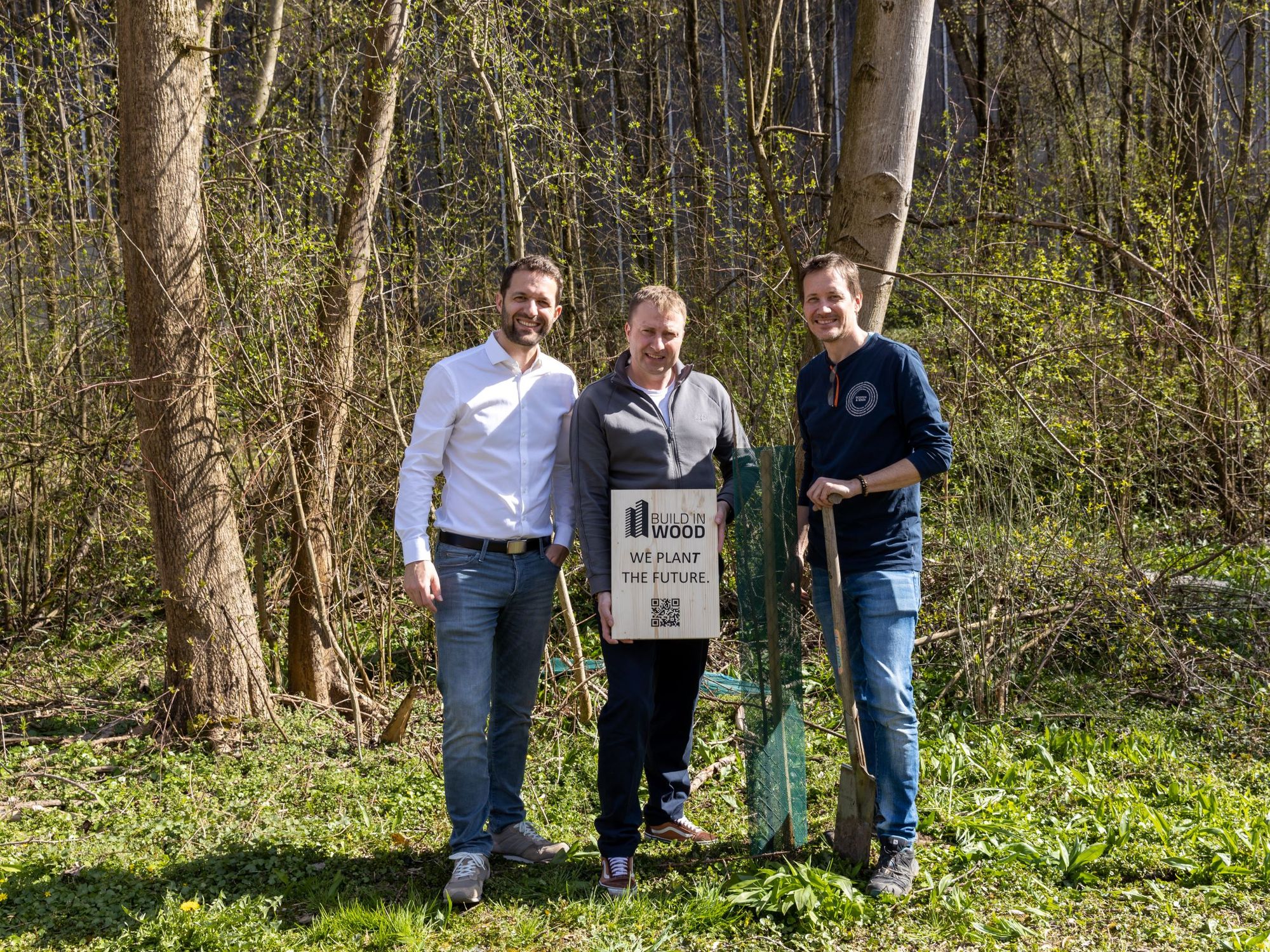 V.l.: Simon Holzknecht, Clustermanager von proHolz Tirol, Peder Fynholm vom Konsortialführer Danish Technological Institute und Wolfram Allinger, Geschäftsführer von rtd services OG, setzten bei der gemeinsamen Baumpflanzaktion ein Zeichen für den na