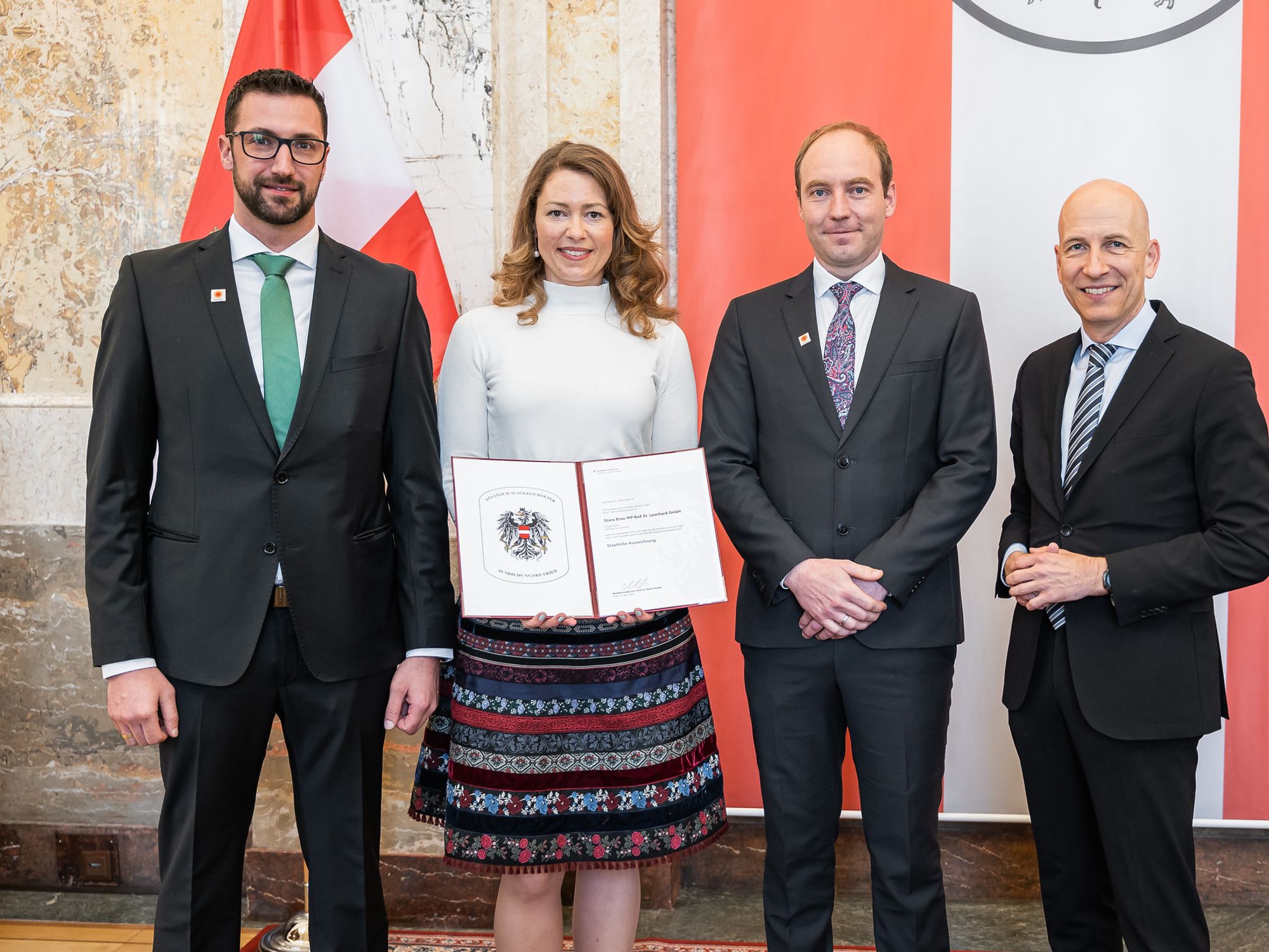 V.l.: René Regenfeldner, Renate Schweighofer und Christian Scharf von Stora Enso mit Martin Kocher, Österreichs Bundesminister für Arbeit und Wirtschaft (Foto: BMAW-Holey)