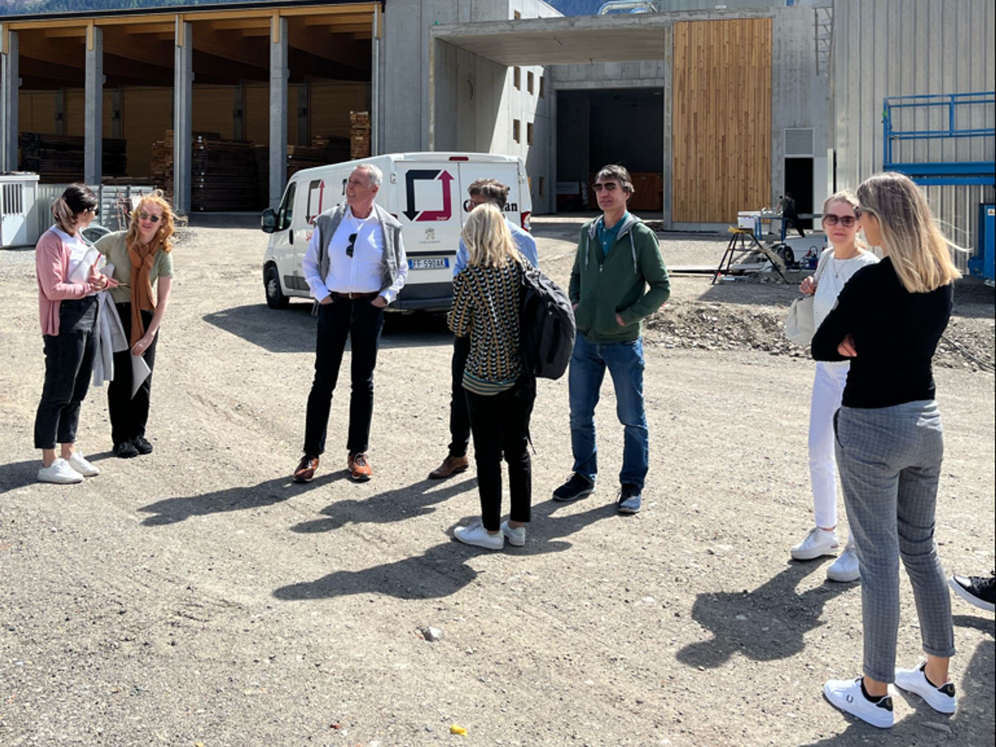 Noch eine Baustelle, aber ein Teil der Elementfertigung lief am 4. Mai 2023 bereit am neuen Standort Eyrs