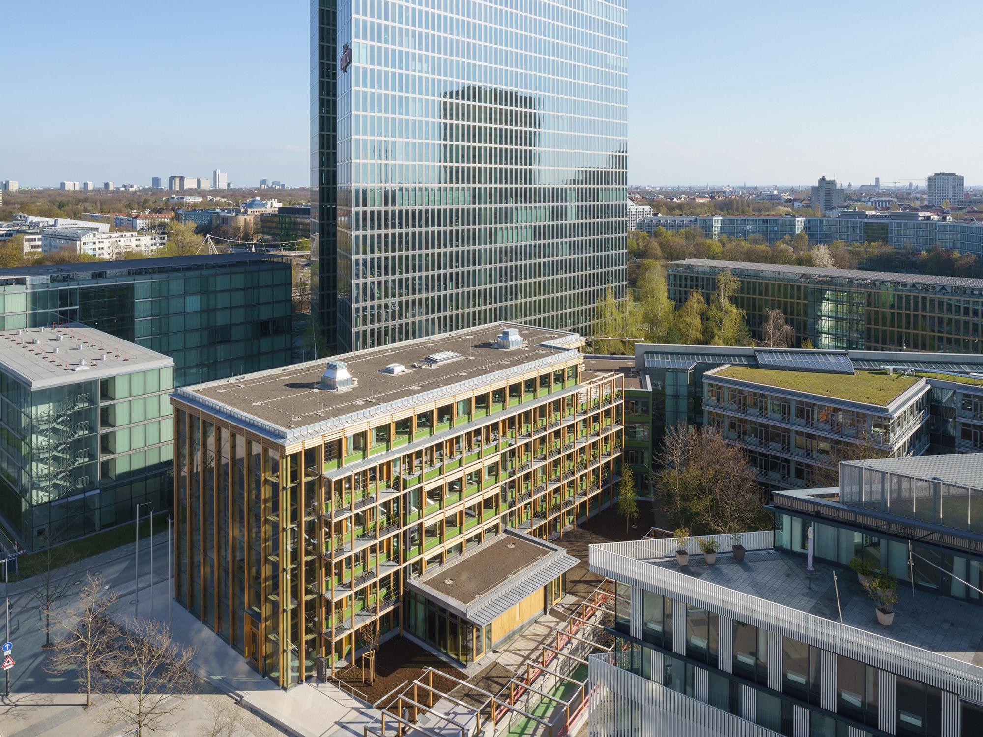 Einer der drei Sieger beim Deutschen Holzbaupreis 2023: Die Aufstockung und Erweiterung der Bundesgeschäftsstelle des Deutschen Alpenvereins (DAV) in München (Foto: Sebastian Schels)
