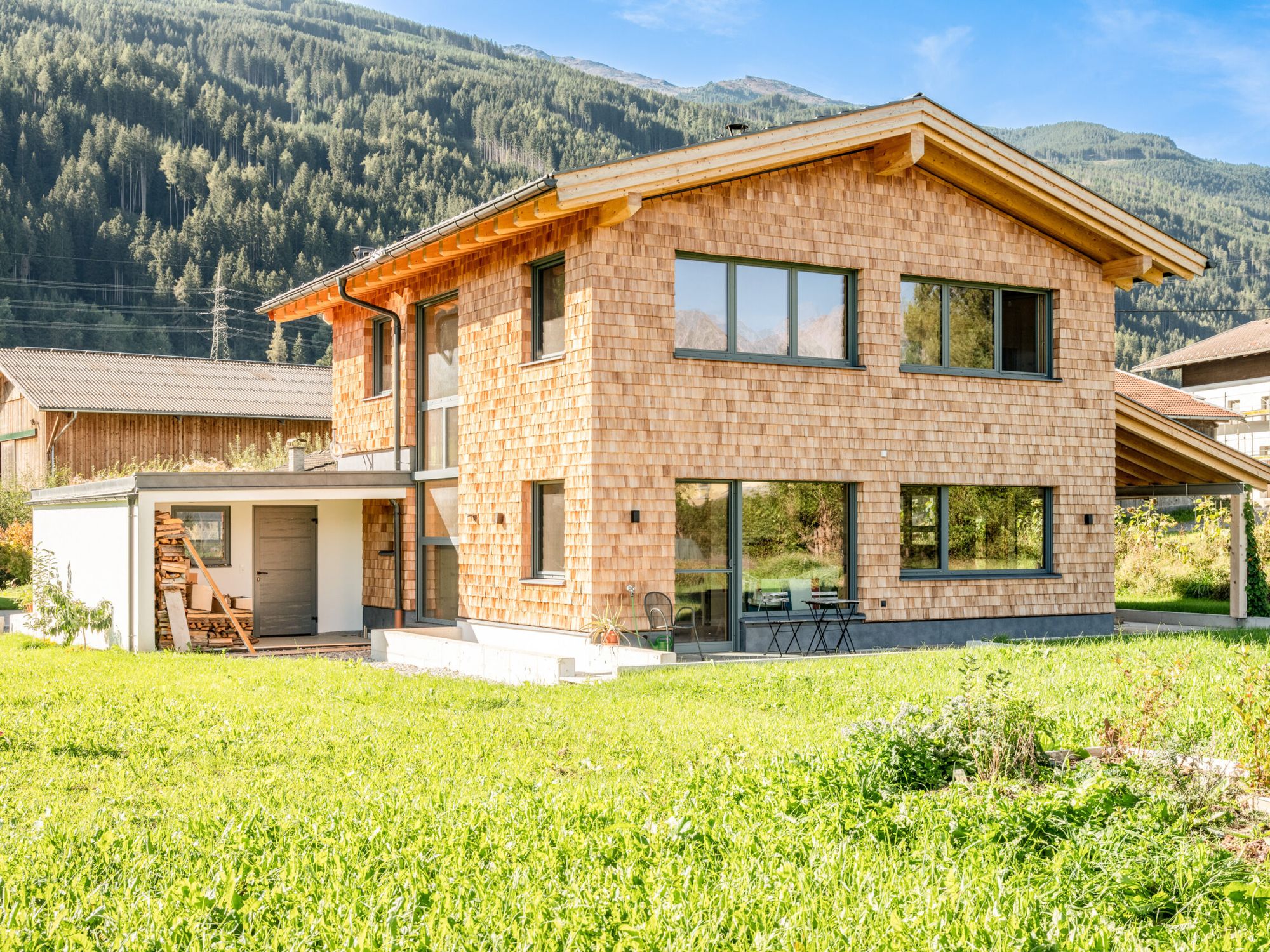 Das Bauherrenpaar wollte möglichst wenig – im besten Fall gar keine – Fremdstoffe verbauen und entschied sich für ein Vollholzhaus von holzius (Fotos: Günter Dirr)