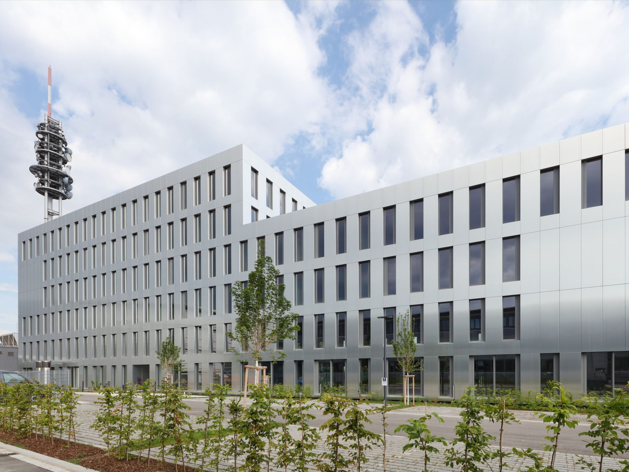 Die Nutzung des nachwachsenden Baustoffs Holz zählt zum aktiv gelebten Klimaschutz. In diesem Sinne gilt die Errichtung des Büroneubaus LMS 3/1 Ulm direkt am Berliner Ring als ein vorausschauender Schritt zur nachhaltigen Stadtentwicklung (Fotos: Rub