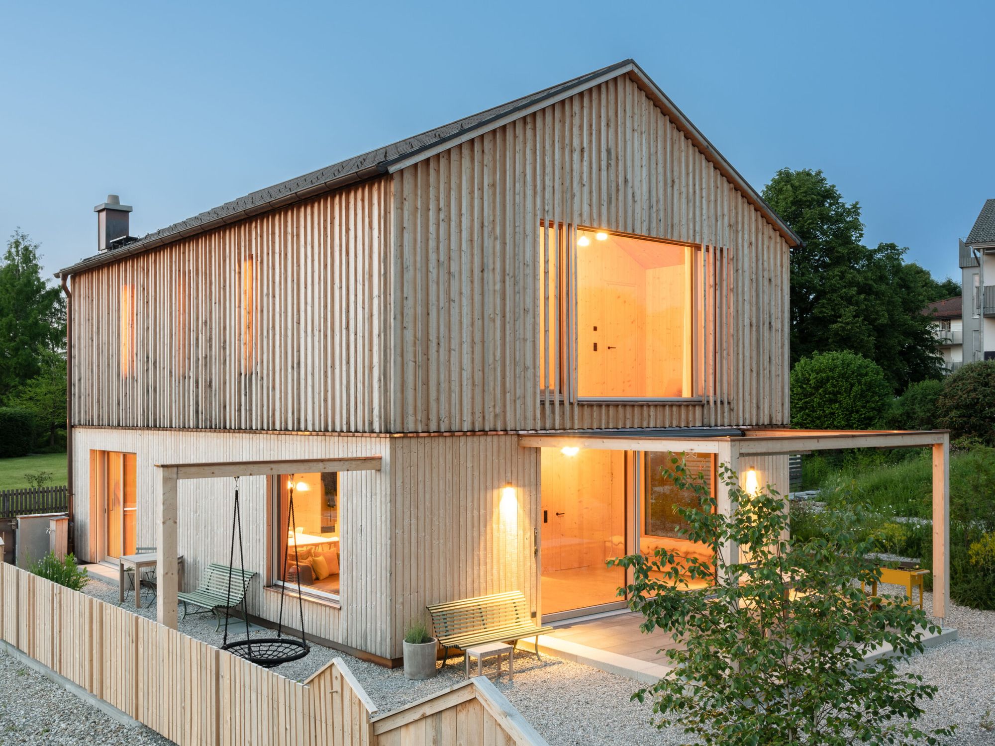 Wie bei allen Projekten von holzius, bestehen die Wand-, Decken- und Dachelemente des Hauses in Bad Aibling aus natürlichem, unbehandeltem Vollholz (Fotos: Günter Dirr)