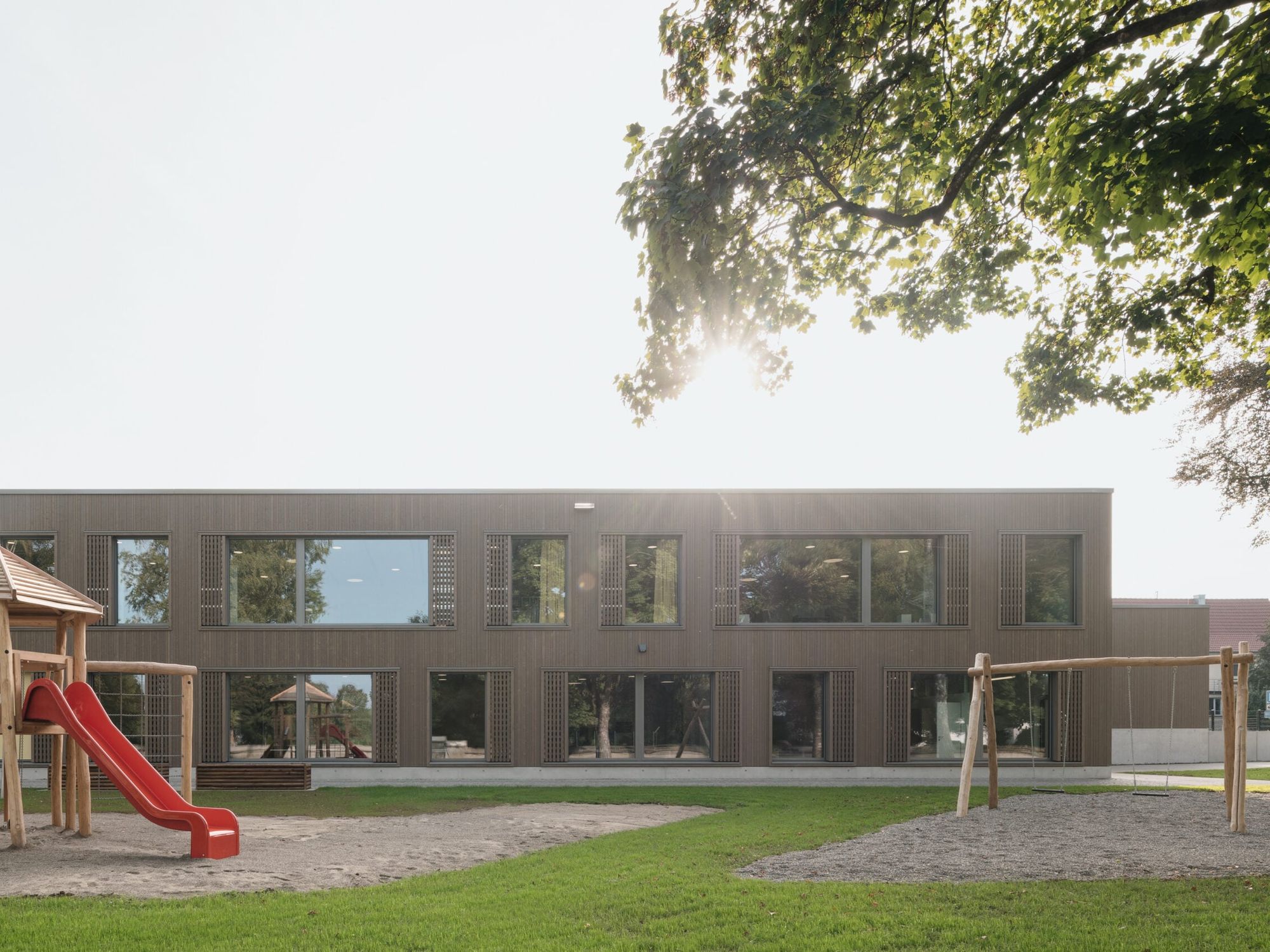 i+R errichtete den neuen Kindergarten in Bad Saulgau in ökologischer Holzbauweise. Im Freien können die Kinder spielen und toben (Foto: Peter Ziegner)