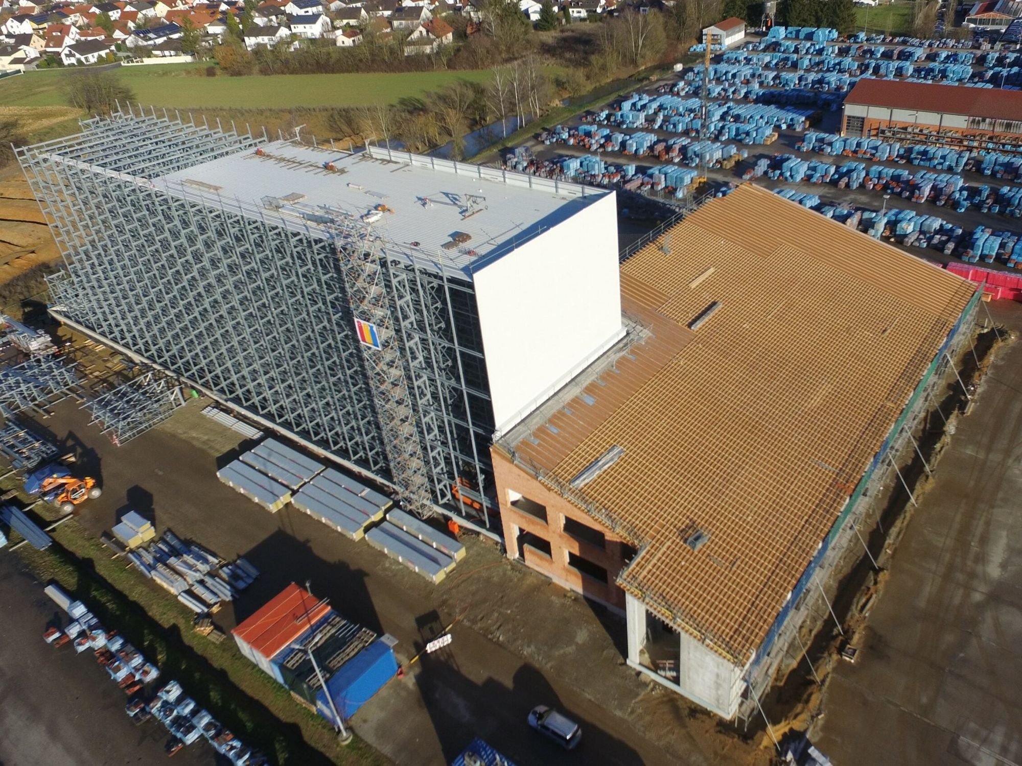 Aktueller Baufortschritt Januar 2023: Das Logistik-Zentrum bei Erlus in Neufahrn entsteht (Foto: Erlus)