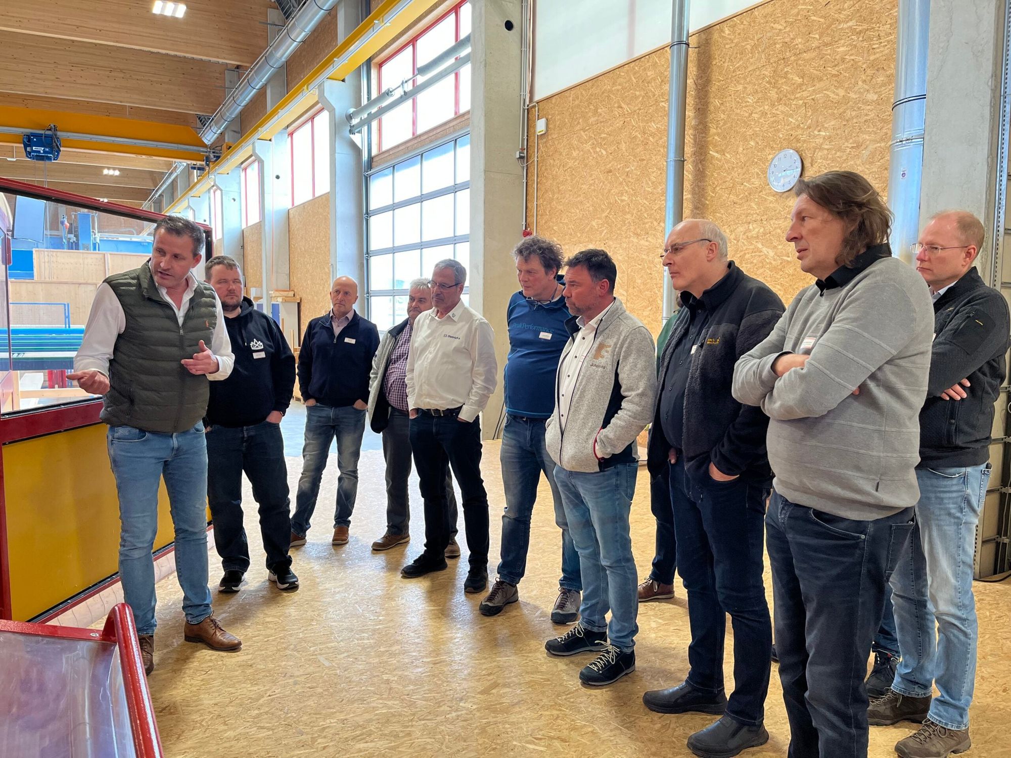 Direkt beim Hersteller gab es Infos aus erster Hand zu Leistungsfähigkeit, Einsatzmöglichkeiten und Rentabilität von Abbundmaschinen (Fotos: mikado) Direkt beim Hersteller gab es Infos aus erster Hand zu Leistungsfähigkeit, Einsatzmöglichkeiten und Rentabilität von Abbundmaschinen (Fotos: mikado)