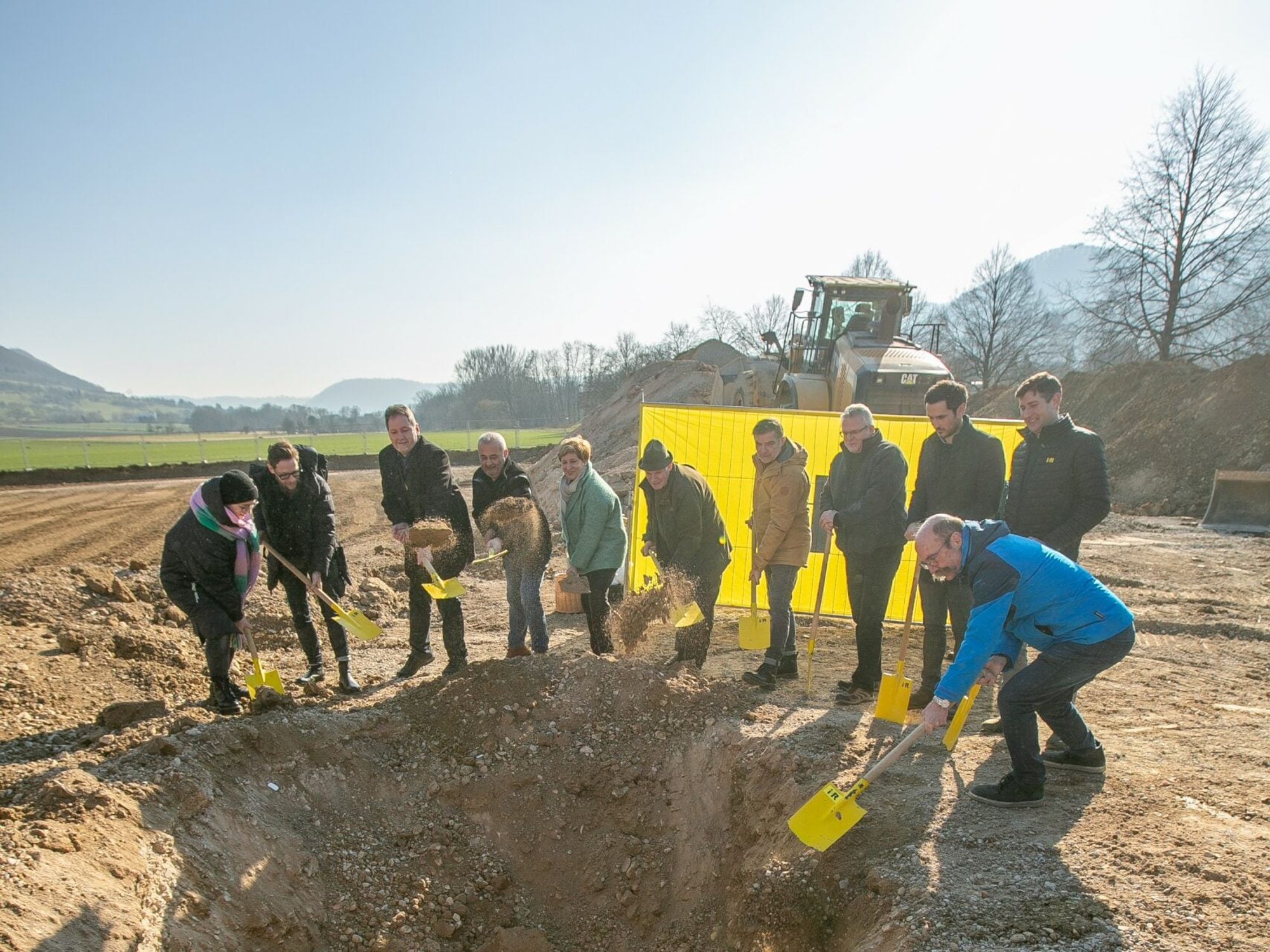 Die Bauherren der Gemeinde Gingen und Ausführende von i+R feierten am 10. Februar 2023 den Baustart der neuen Hohensteinhalle (Foto: Roberto Bulgrin)