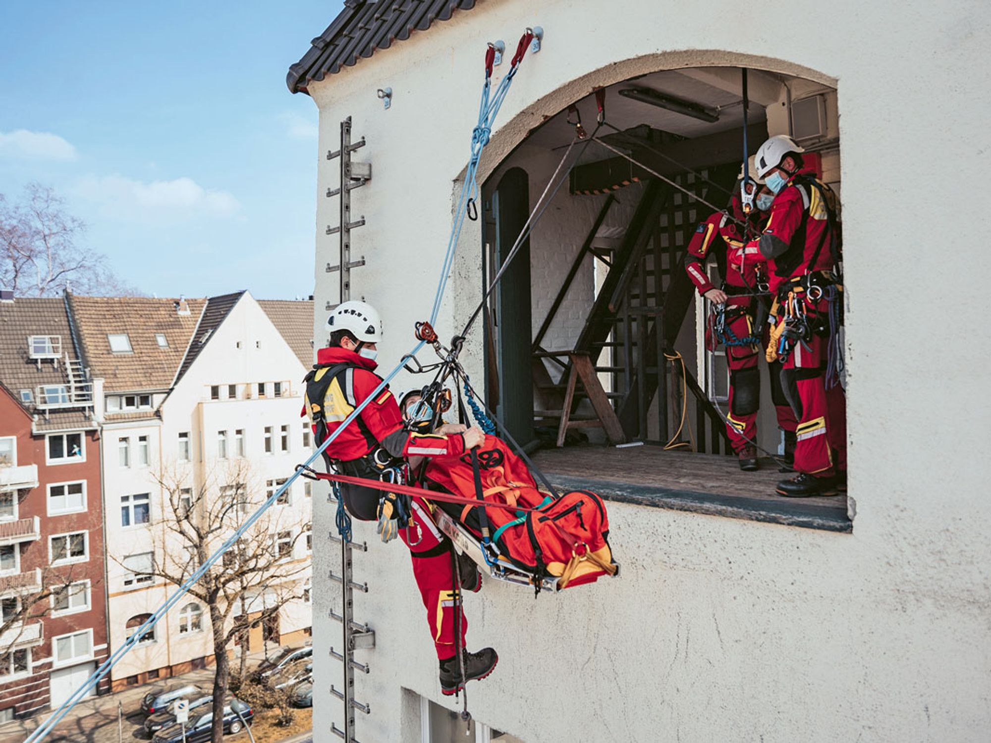 Dank der
neuen Anschlag- punkte können
jetzt auch komplexere Übungen wie der Transport von Verletz- ten auf der Trage praxisnah trainiert werden (Foto: Lux-top/Yvonne Koall)