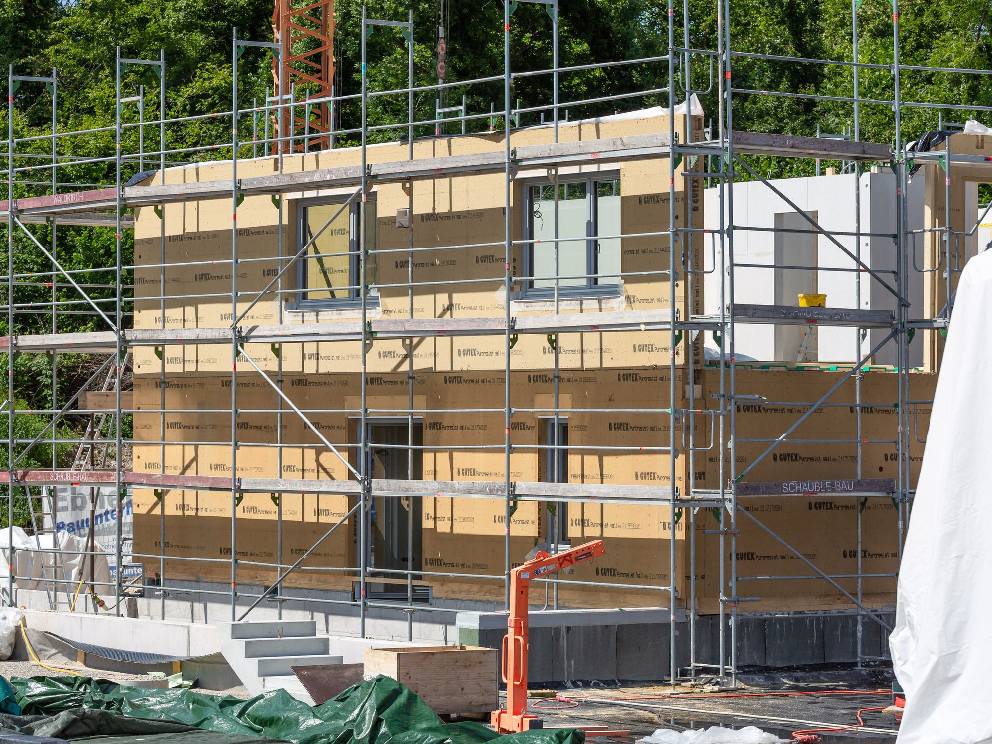 Beim Oekogeno-Projekt Am Kaltenbach wurde von den Fassaden über die Wände bis zu den Decken und Böden alles mit den Natureplus-zertifizierten Produkten von Gutex gedämmt