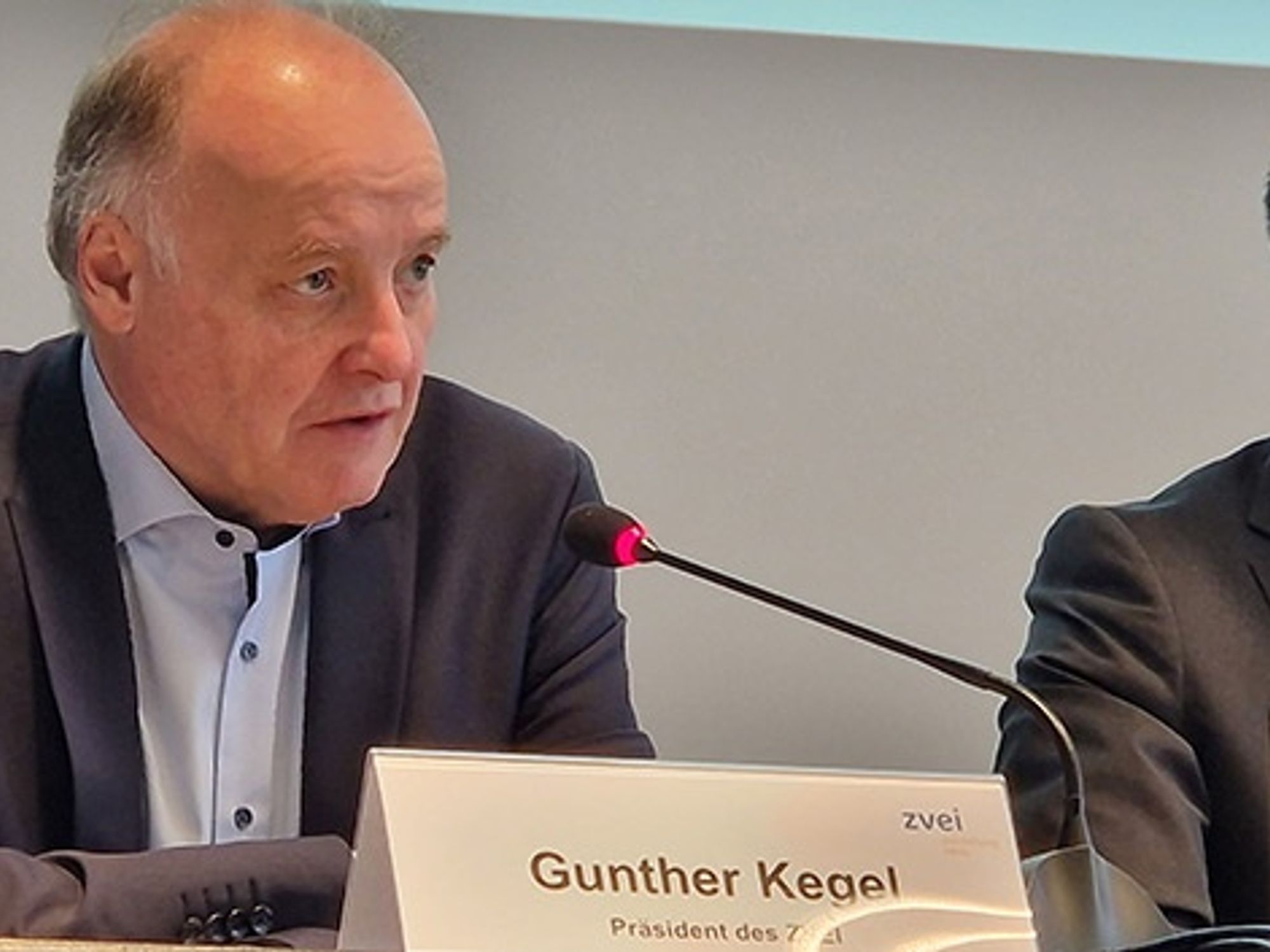 ZVEI-Präsident Gunther Kegel auf der Hannover Messe 2023. ZVEI-Präsident Gunther Kegel auf der Hannover Messe 2023.