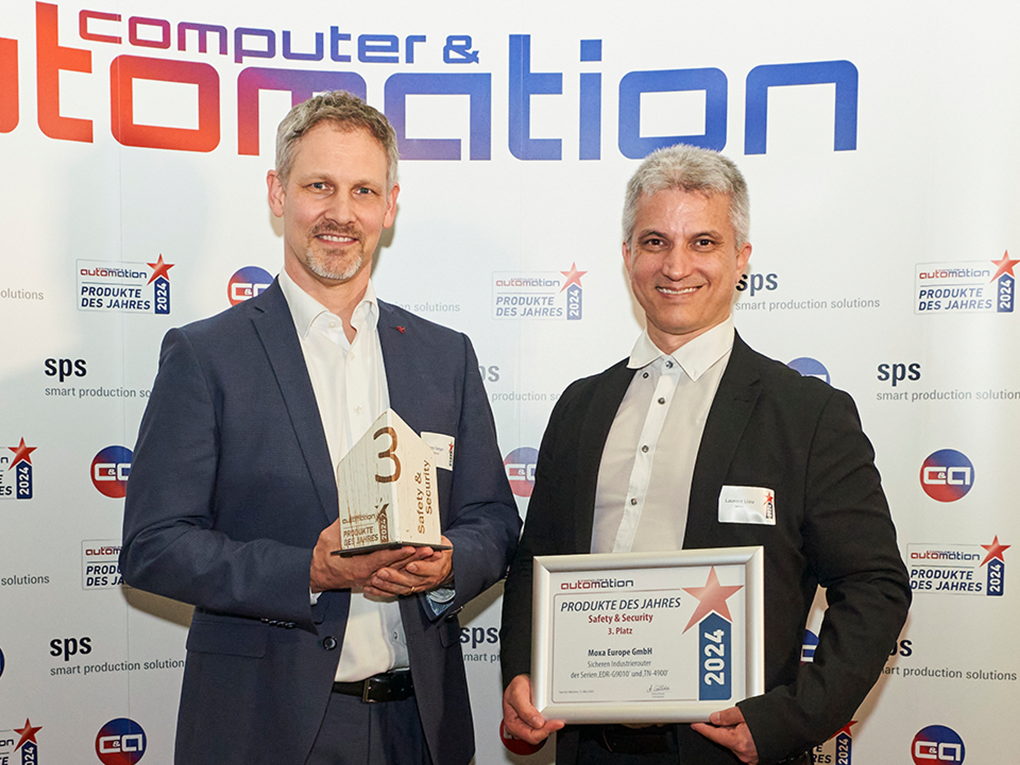 Lars Jaeger und Laurent Liou mit Pokal und Urkunde für Platz 3 in der Kategorie 'Safety & Security'. Lars Jaeger und Laurent Liou mit Pokal und Urkunde für Platz 3 in der Kategorie 'Safety & Security'.