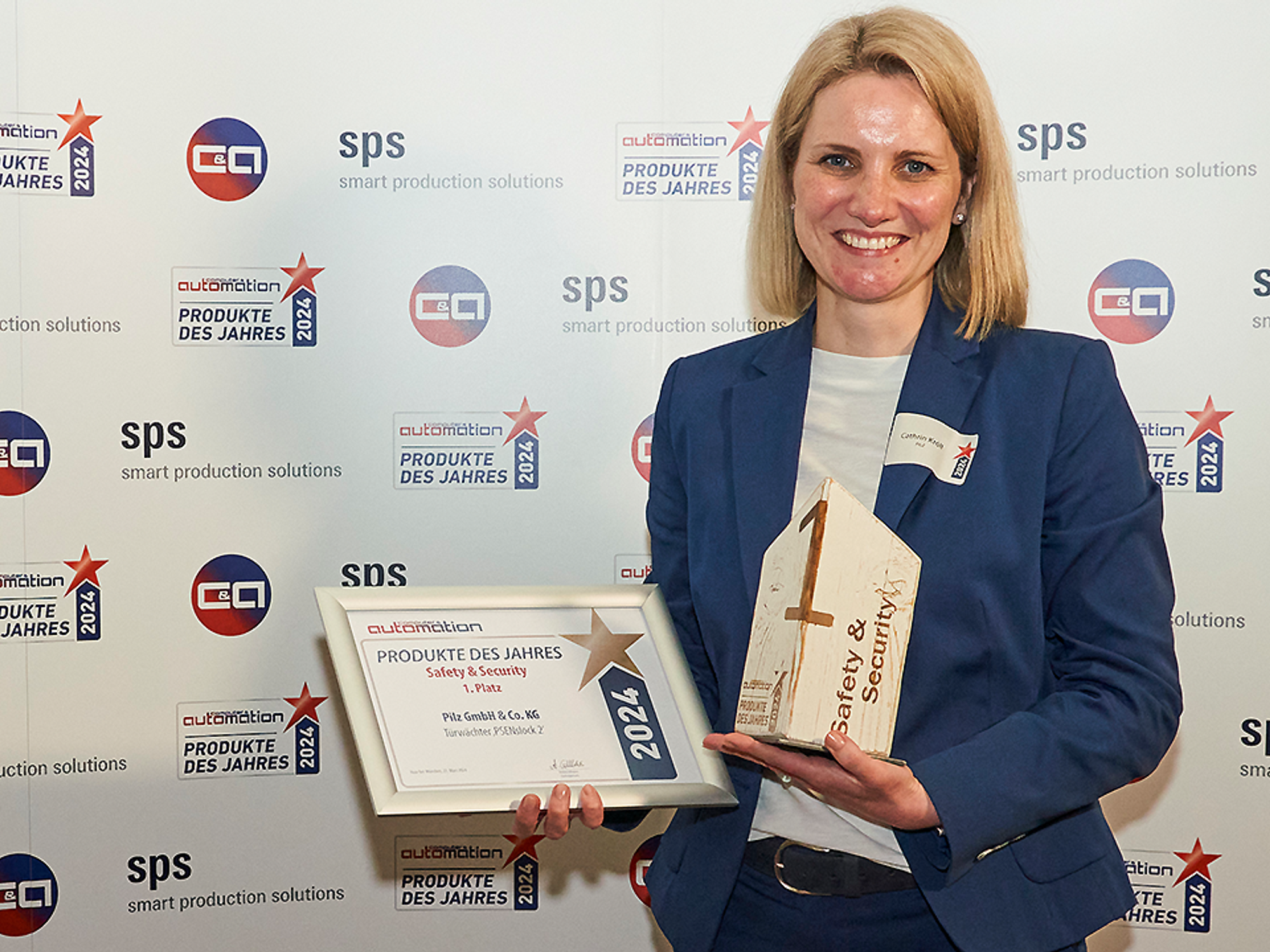 1st place went to the Pilz tumblers. Cathrin Kröll accepted the award on behalf of her company.