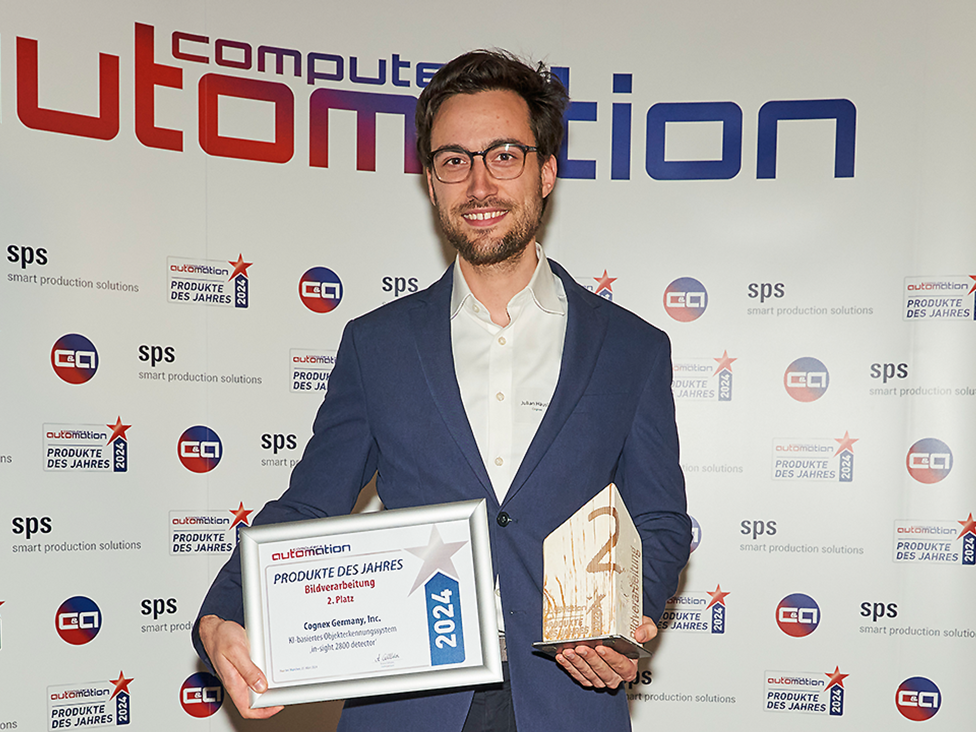 Julian Häusler from Cognex with trophy and certificate for 2nd place in the 'Image Processing' category.
