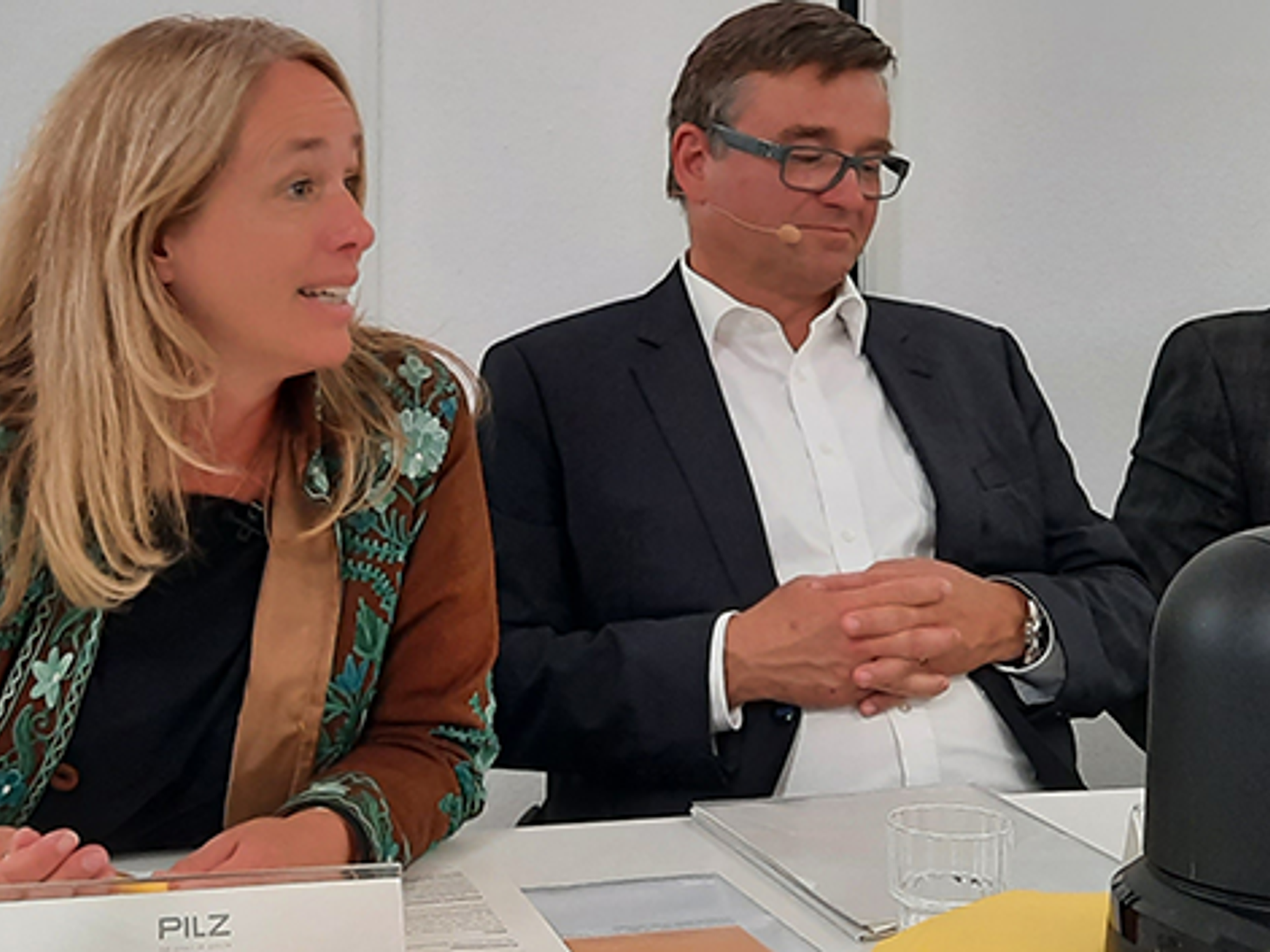 Susanne Kunschert und Thomas Pilz, geschäftsführende Gesellschafter von Pilz, anlässlich der Pressekonferenz in Ostfildern.
