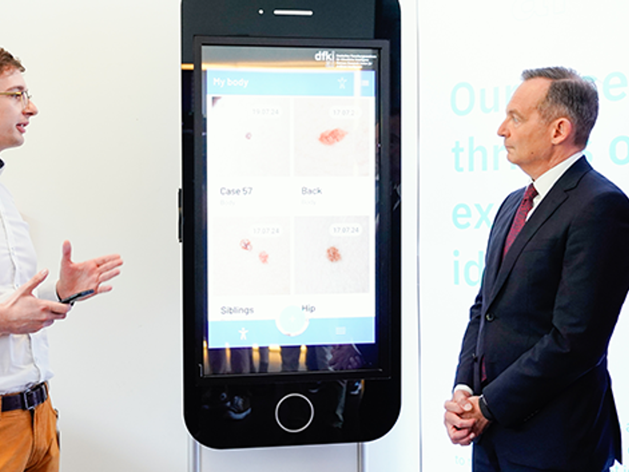 Volker Wissing (FDP, r), Bundesdigitalminister, verfolgt im neuen Innovations- und Qualitätszentrum für Künstliche Intelligenz am DFKI die Demonstration einer KI-Anwendung zur Hautkrebserkennung. Volker Wissing (FDP, r), Bundesdigitalminister, verfolgt im neuen Innovations- und Qualitätszentrum für Künstliche Intelligenz am DFKI die Demonstration einer KI-Anwendung zur Hautkrebserkennung.