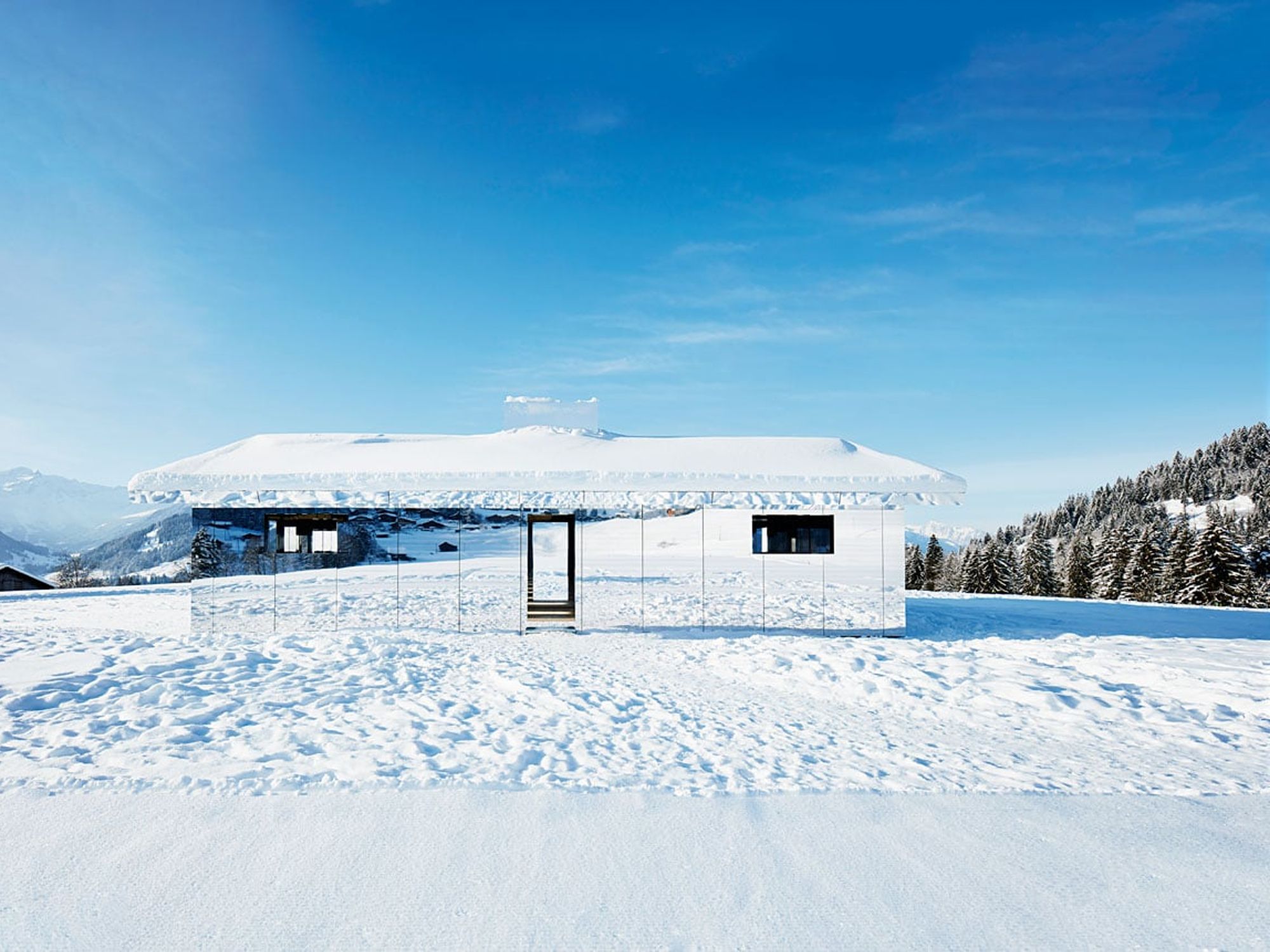 Die verspiegelte Fassade dieses gebauten Trugbilds
wurde von den Handwerkern verklebt (Foto: Alucobond /Stefan Altenburger und Torvioll Jashari) Die verspiegelte Fassade dieses gebauten Trugbilds
wurde von den Handwerkern verklebt (Foto: Alucobond /Stefan Altenburger und Torvioll Jashari)