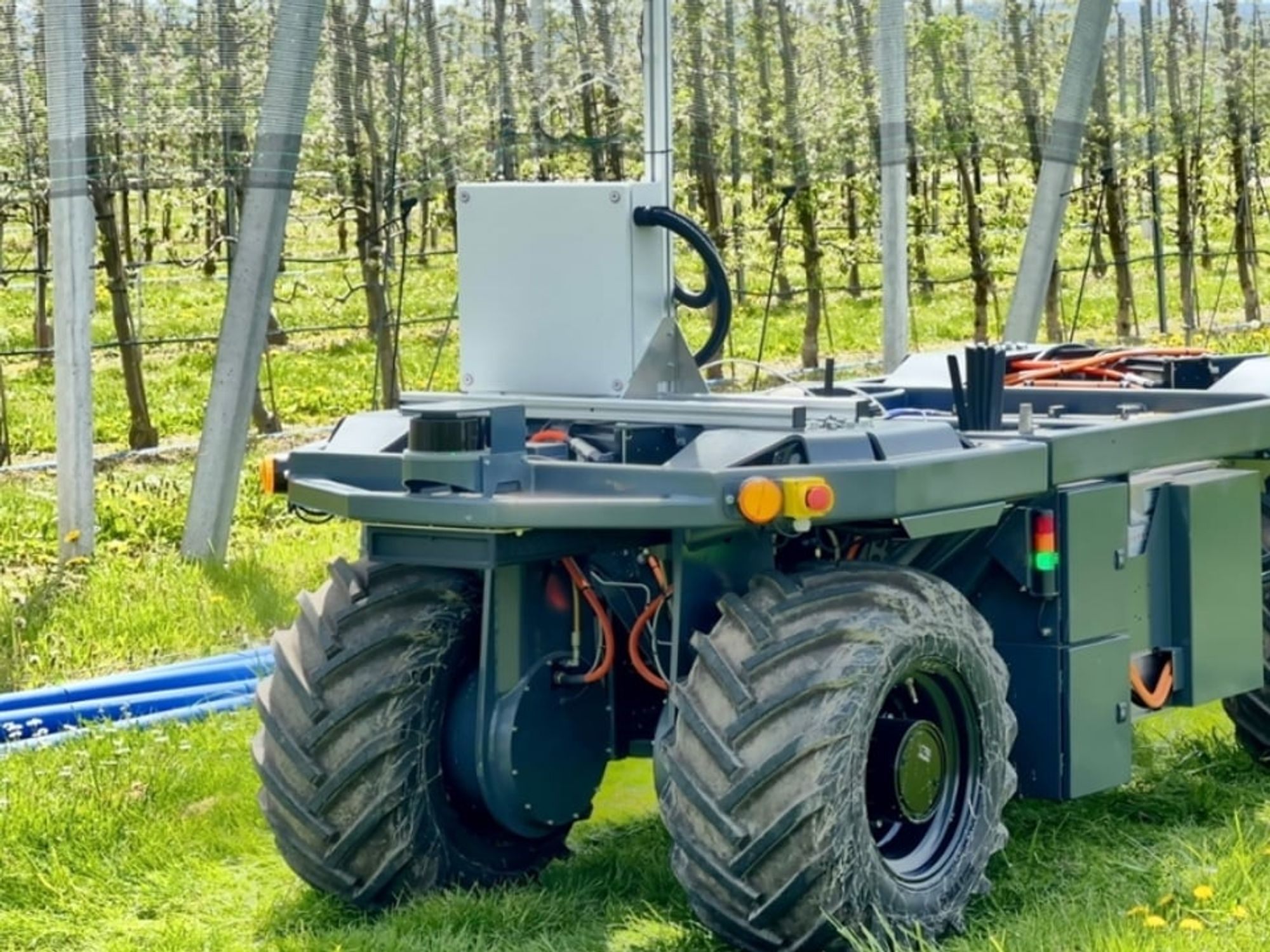 The ELWOBOT is now being tested on the test areas of the Saxon State Office for Environment, Agriculture and Geology (LfULG) in Pillnitz.