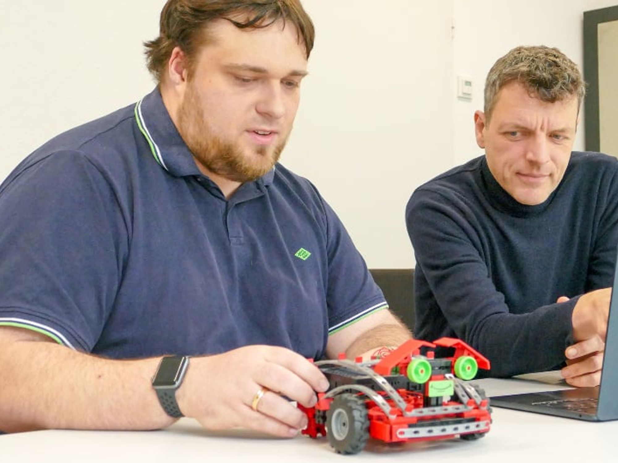 Prof. Dr. Gernot Bauer (right) and his research assistant Simon Proost from the Laboratory for Software Engineering at Münster University of Applied Sciences developed the online course "botKI" for the "KI-Campus" platform.