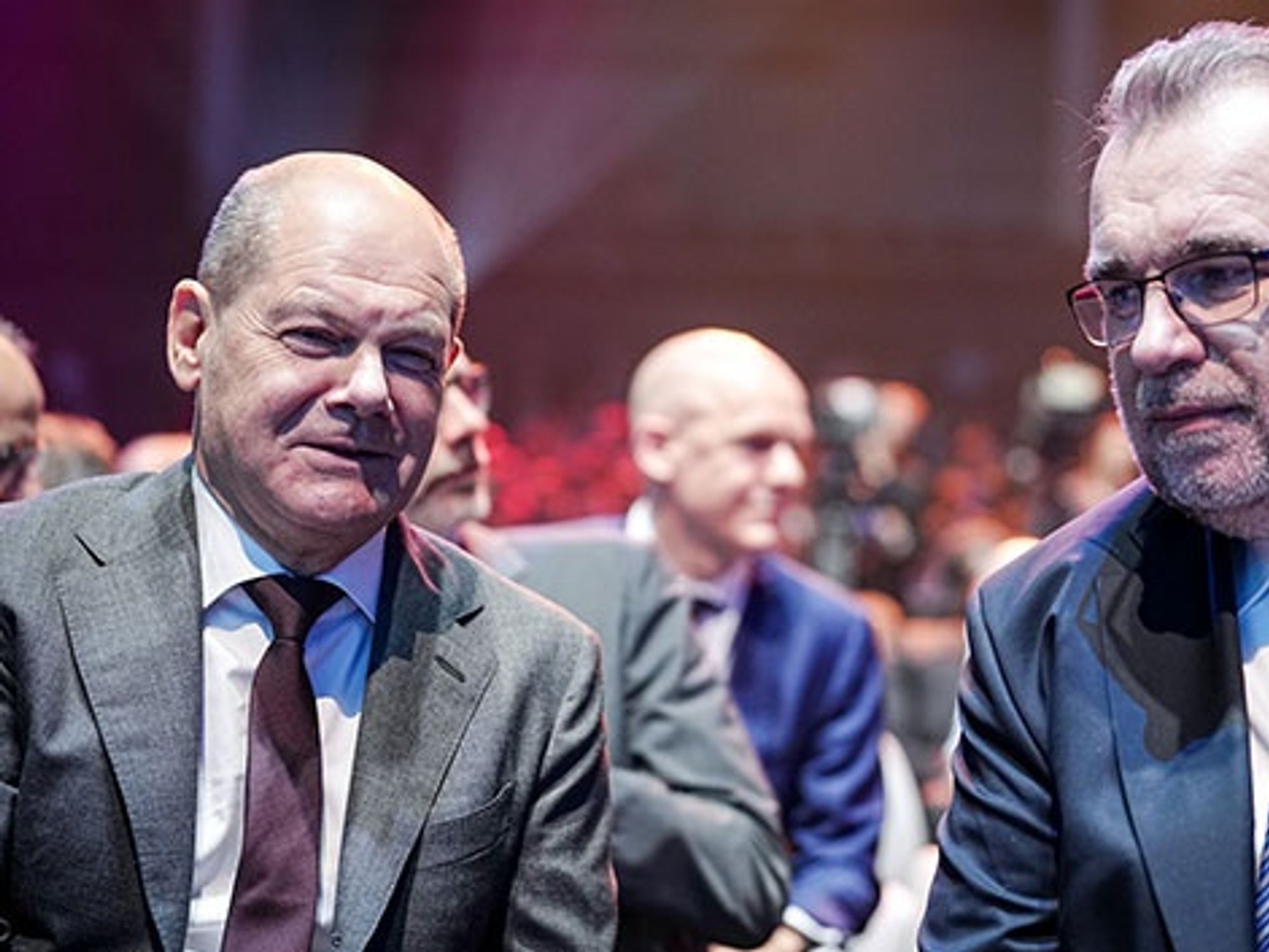 Bundeskanzler Olaf Scholz (SPD, l) und Siegfried Russwurm, Präsident des Bundesverbandes der Deutschen Industrie (BDI), nehmen am Tag der deutschen Industrie (TDI) teil. Bundeskanzler Olaf Scholz (SPD, l) und Siegfried Russwurm, Präsident des Bundesverbandes der Deutschen Industrie (BDI), nehmen am Tag der deutschen Industrie (TDI) teil.