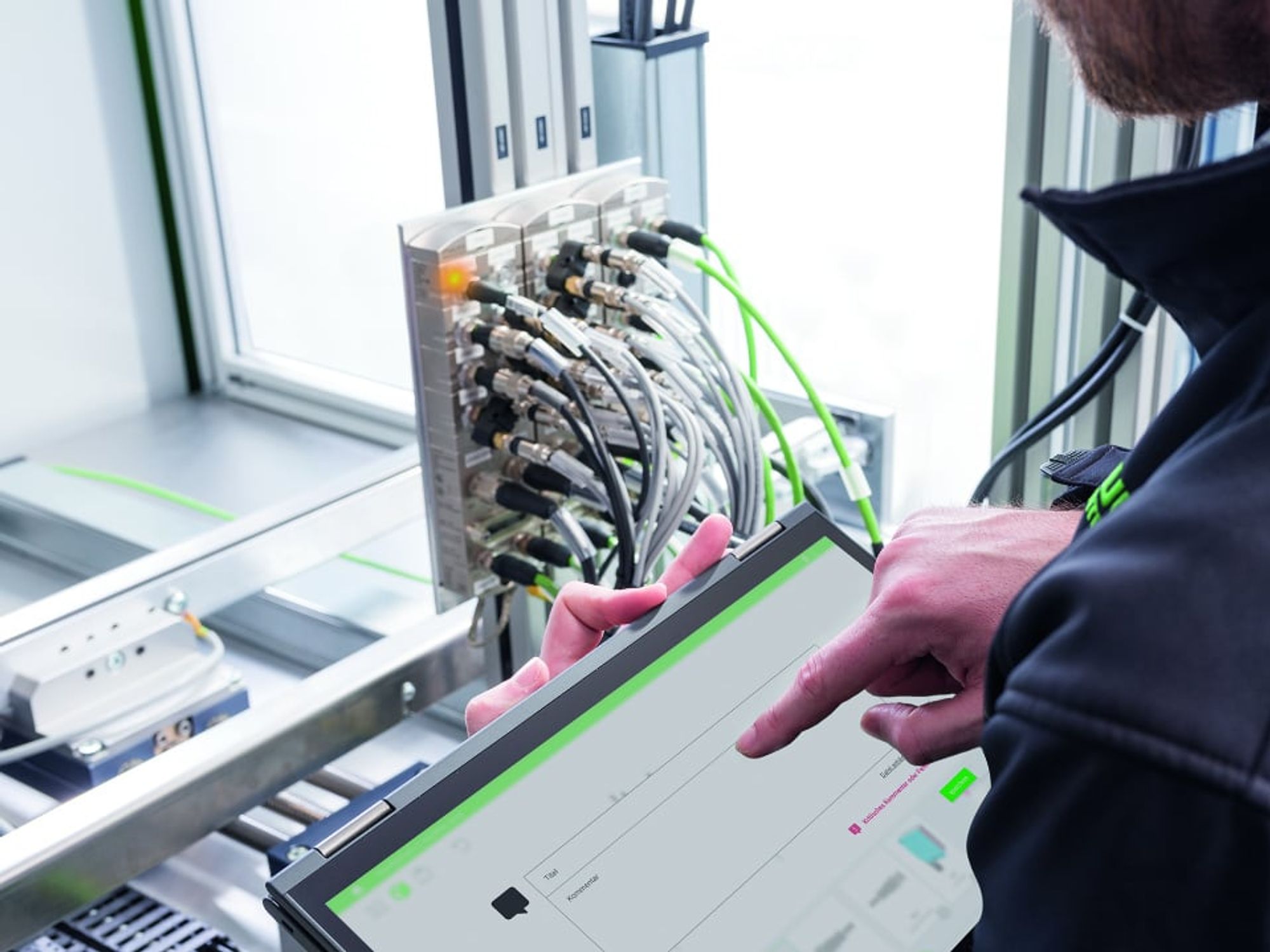 With uKonn-X, the installer uses a mobile scanner to read a machine-readable code printed on the Murrelektronik connectors.