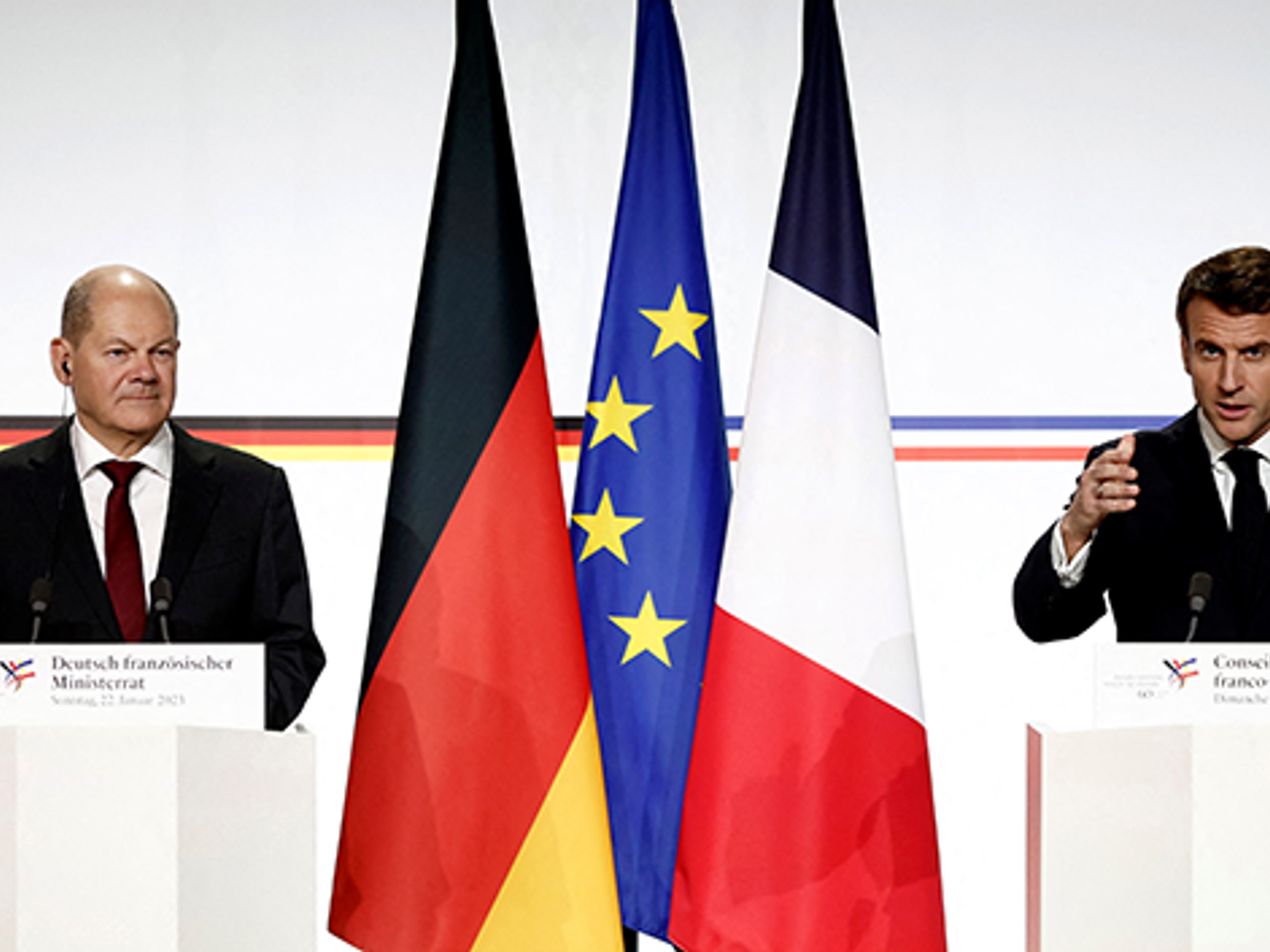 Bundeskanzler Olaf Scholz (SPD, l), nimmt neben Emmanuel Macron, Präsident von Frankreich, an der Pressekonferenz nach dem Deutsch-Französischen Ministerrat anlässlich des 60. Jubiläums des Élysée-Vertrags teil. Bundeskanzler Olaf Scholz (SPD, l), nimmt neben Emmanuel Macron, Präsident von Frankreich, an der Pressekonferenz nach dem Deutsch-Französischen Ministerrat anlässlich des 60. Jubiläums des Élysée-Vertrags teil.
