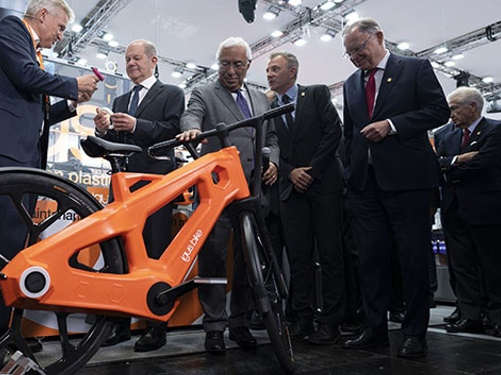 Bundeskanzler Olaf Scholz und der portugiesische Premier António Costa auf dem Stand von Igus. Bundeskanzler Olaf Scholz und der portugiesische Premier António Costa auf dem Stand von Igus.
