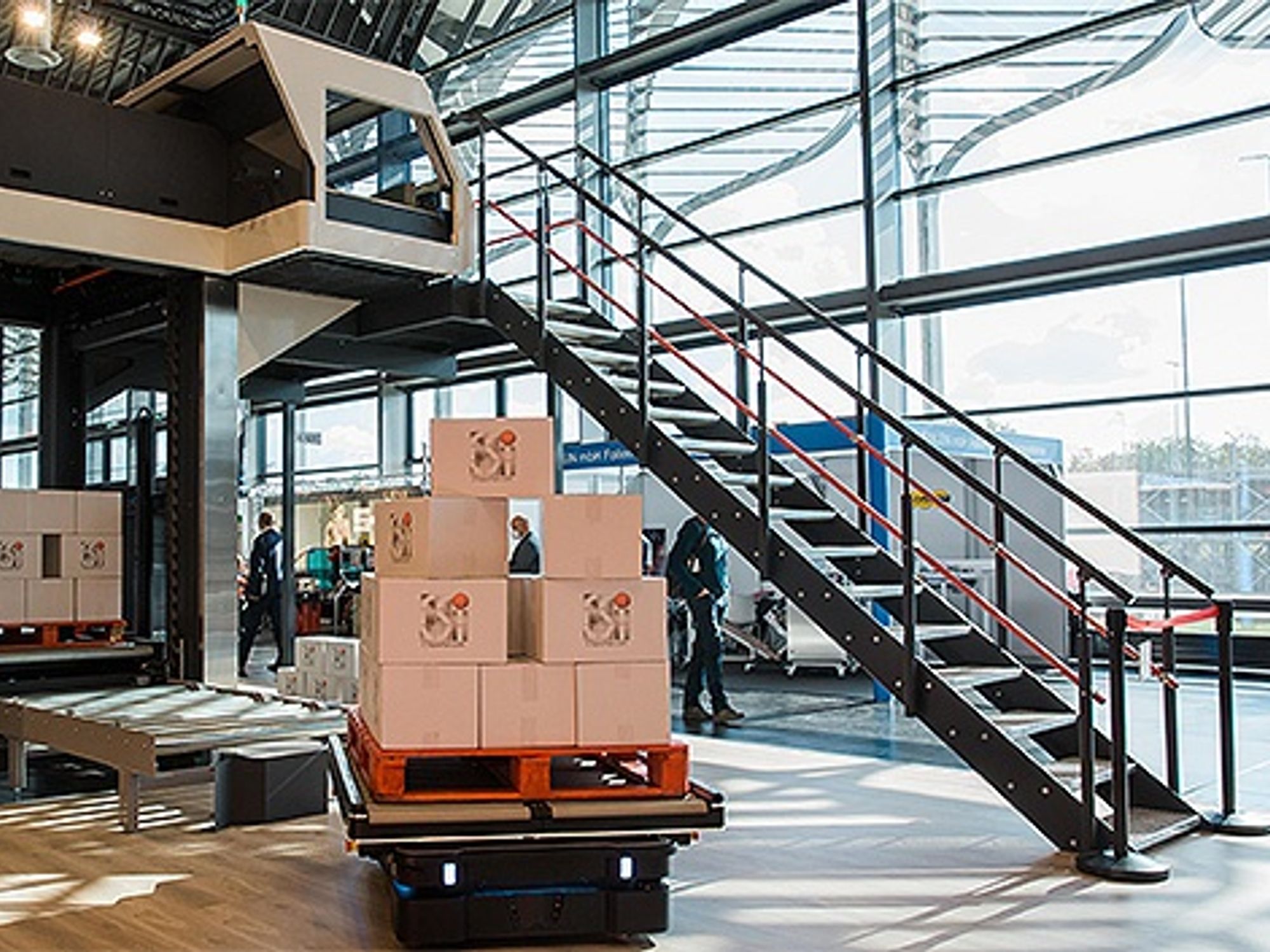 Den internen Materialfluss in Unternehmen zu beschleunigen, ist das Ziel der Zusammenarbeit von Mobile Industrial Robots (MiR) und CSi palletising. Eine erste Lösung zeigten die Unternehmen auf der Fachpack 2021. Den internen Materialfluss in Unternehmen zu beschleunigen, ist das Ziel der Zusammenarbeit von Mobile Industrial Robots (MiR) und CSi palletising. Eine erste Lösung zeigten die Unternehmen auf der Fachpack 2021.