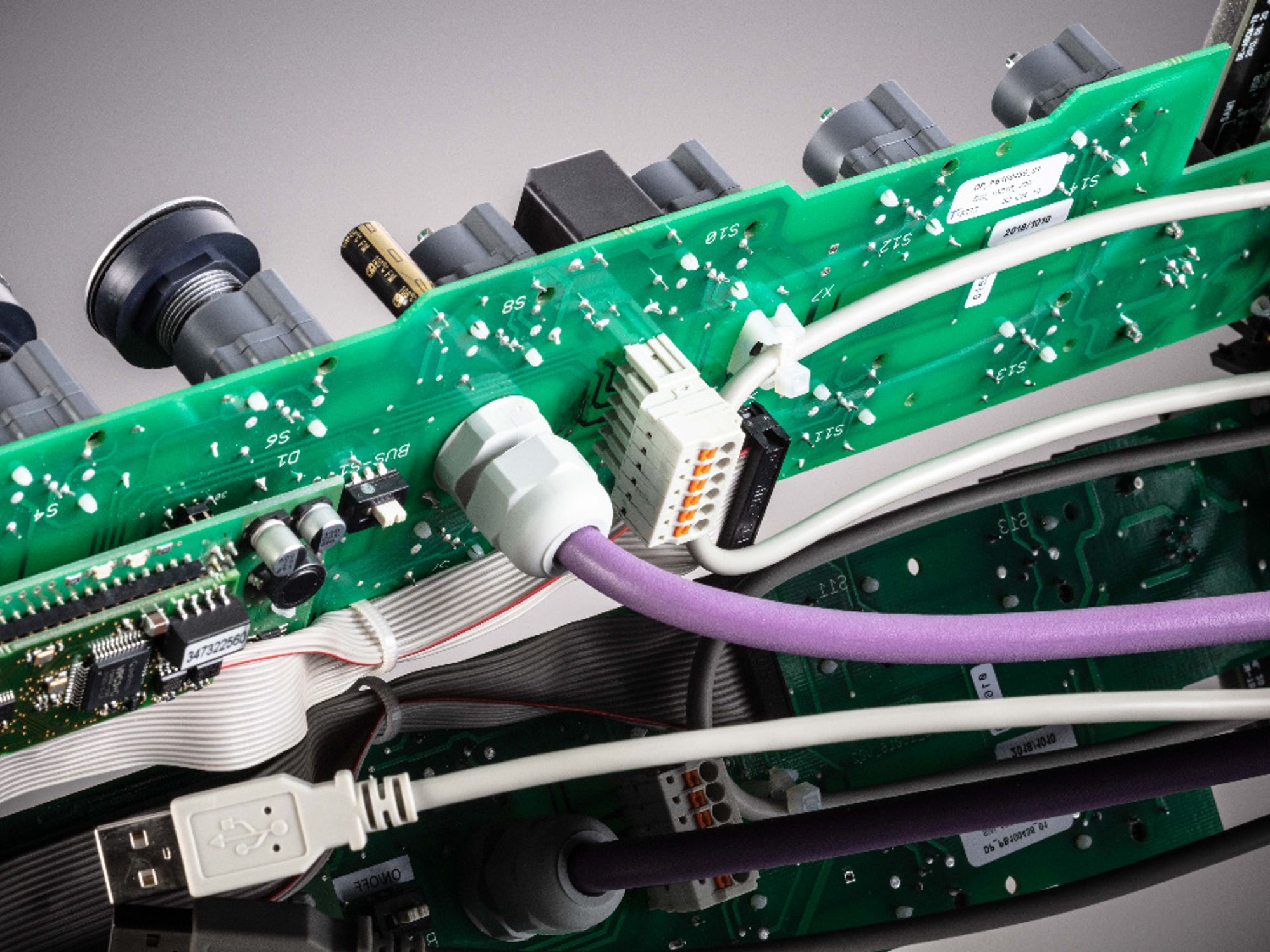 Mit dem modularen Bussystem (MBS) von Georg Schlegel lassen sich die Befehls- und Meldegeräte des Unternehmens an gängige industrielle Kommunikationssysteme anbinden. Mit dem modularen Bussystem (MBS) von Georg Schlegel lassen sich die Befehls- und Meldegeräte des Unternehmens an gängige industrielle Kommunikationssysteme anbinden.