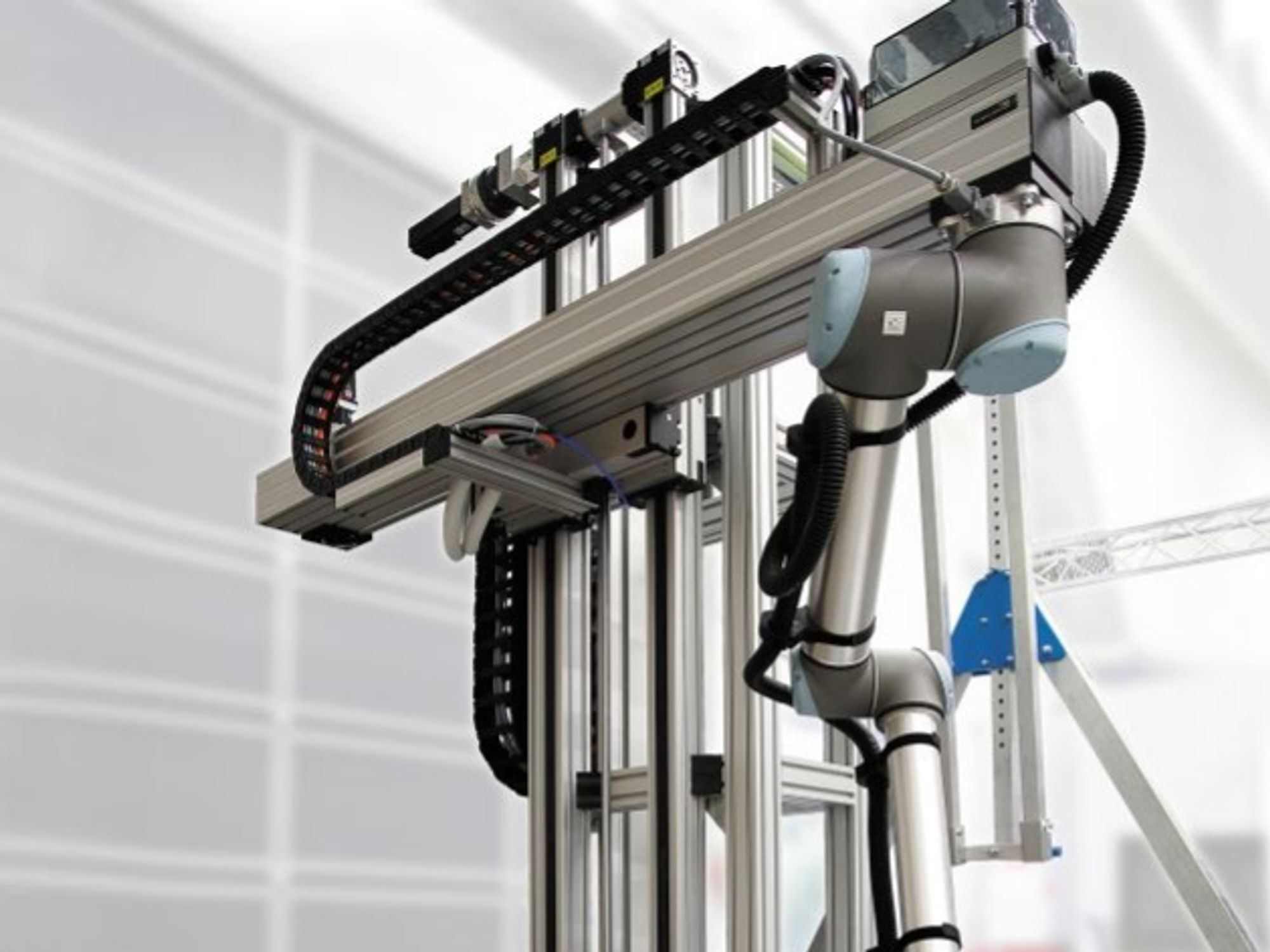 Assembly workstation with cobot