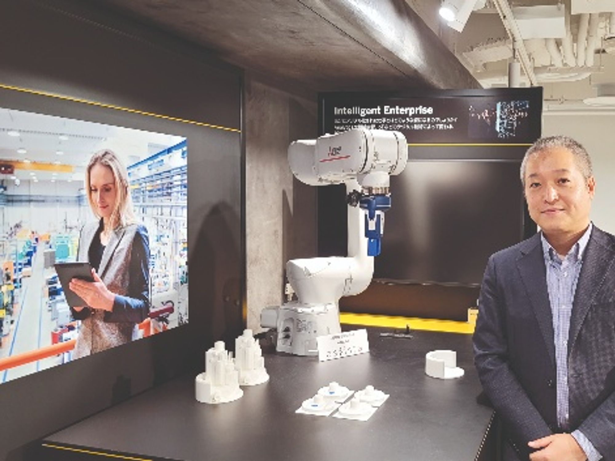 Showcase for cooperation between robots and humans