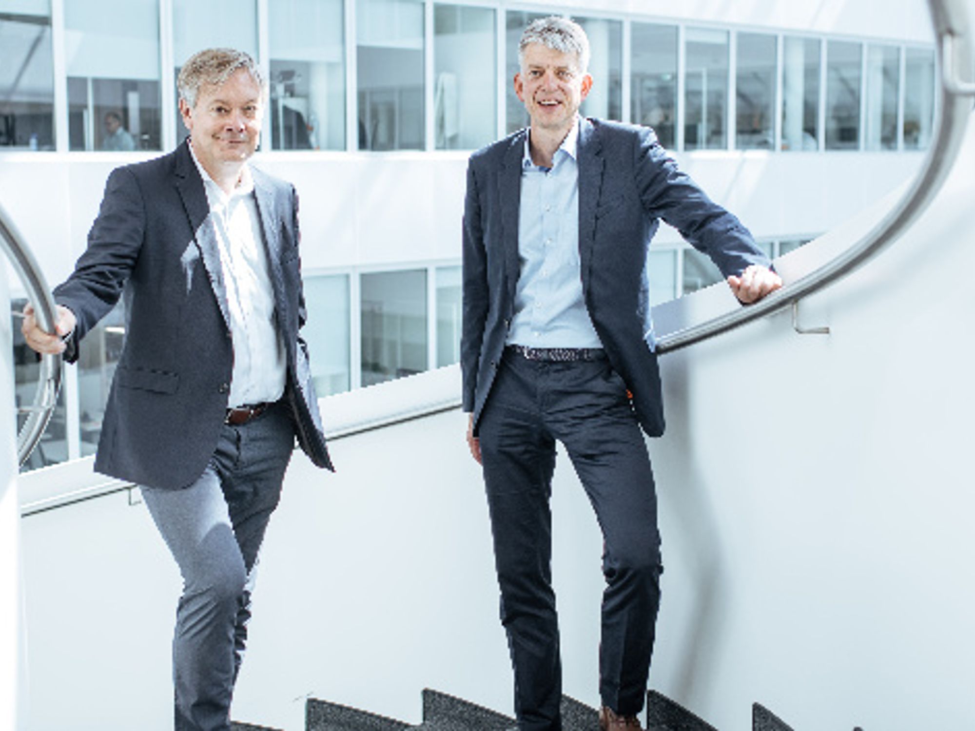 Frank Strecker (links) und Michael Otto (rechts) unterzeichneten am 30. Juli in Augsburg eine Vereinbarung von Kuka und T-Systems.