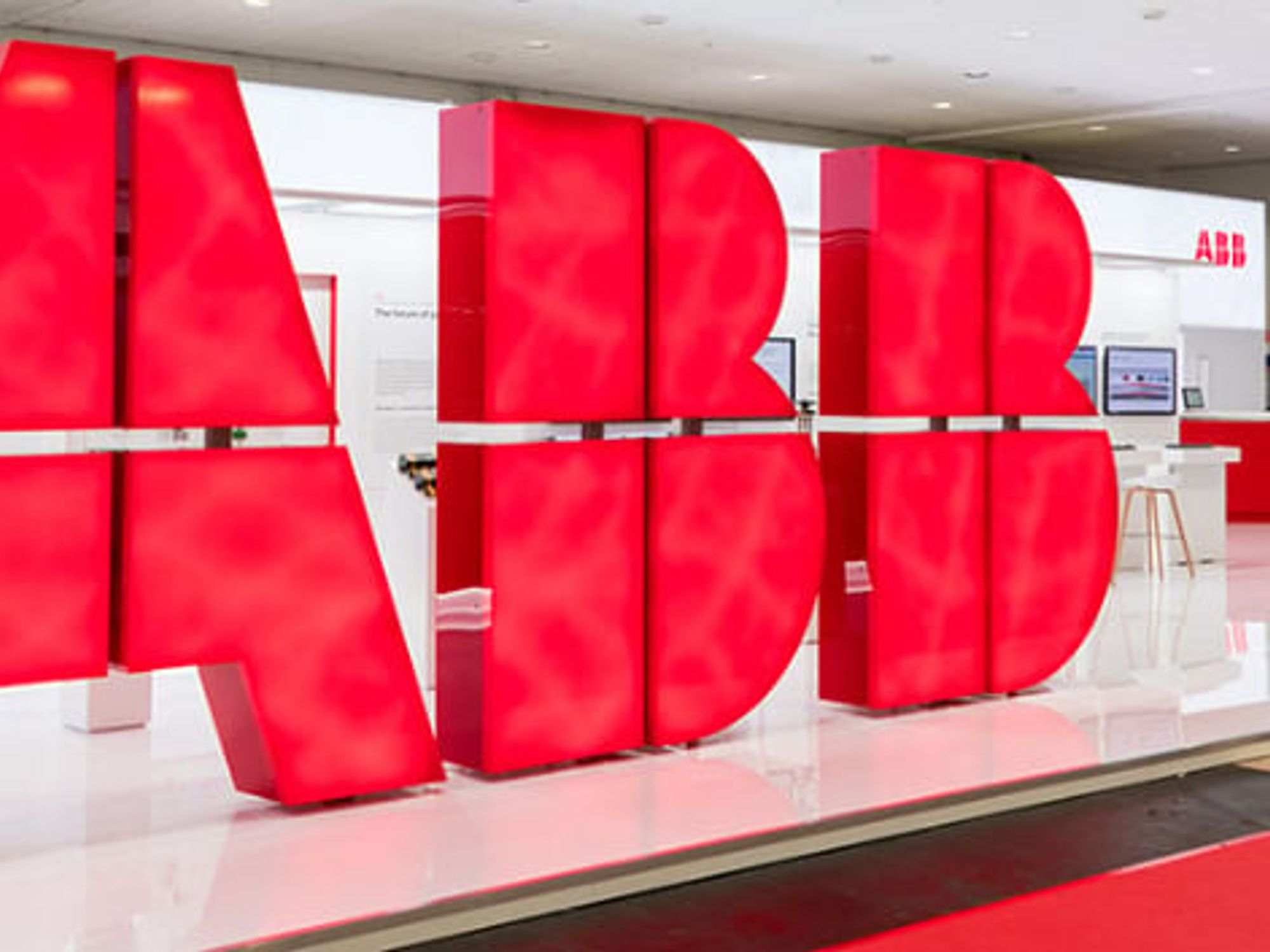 It is to be announced today whether Hitachi will actually take over ABB's power grid division, initially spending 7 billion dollars to do so.