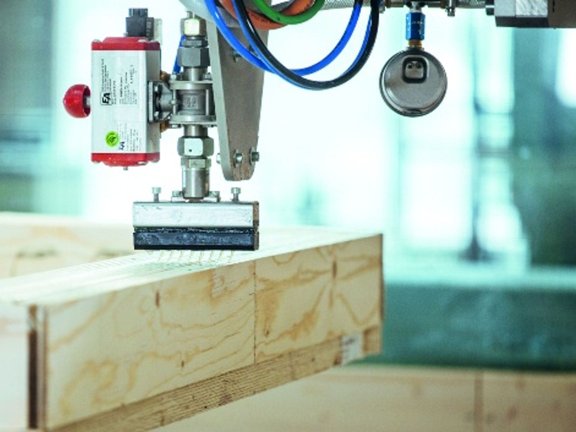 Robot glues wood